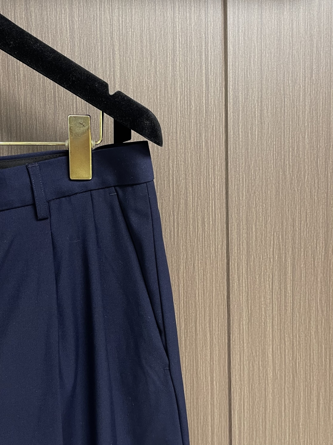 整套LV 双排扣都市夹克西装外套西裤套装，本款双排扣夹克选用细腻丝棉混纺塑造休闲版型，再以 LV 五金标