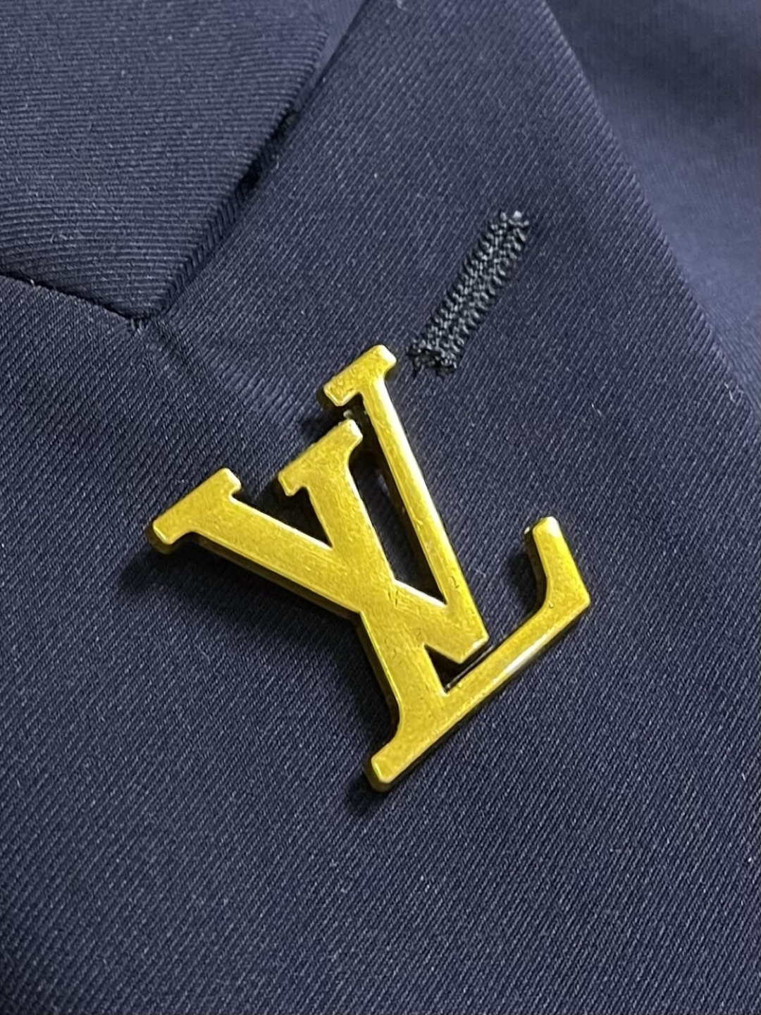 整套 LV 双排扣都市夹克西装外套西裤套装，本款双排扣夹克选用细腻丝棉混纺塑造休闲版型，再以 LV 五金