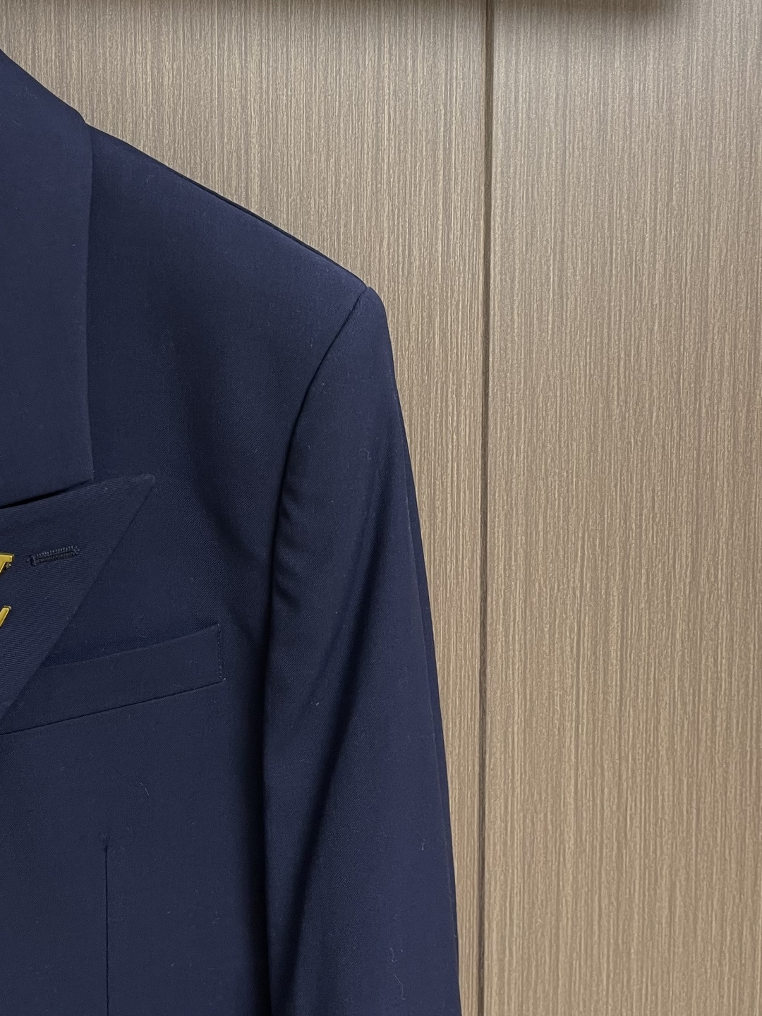 整套 LV 双排扣都市夹克西装外套西裤套装，本款双排扣夹克选用细腻丝棉混纺塑造休闲版型，再以 LV 五金