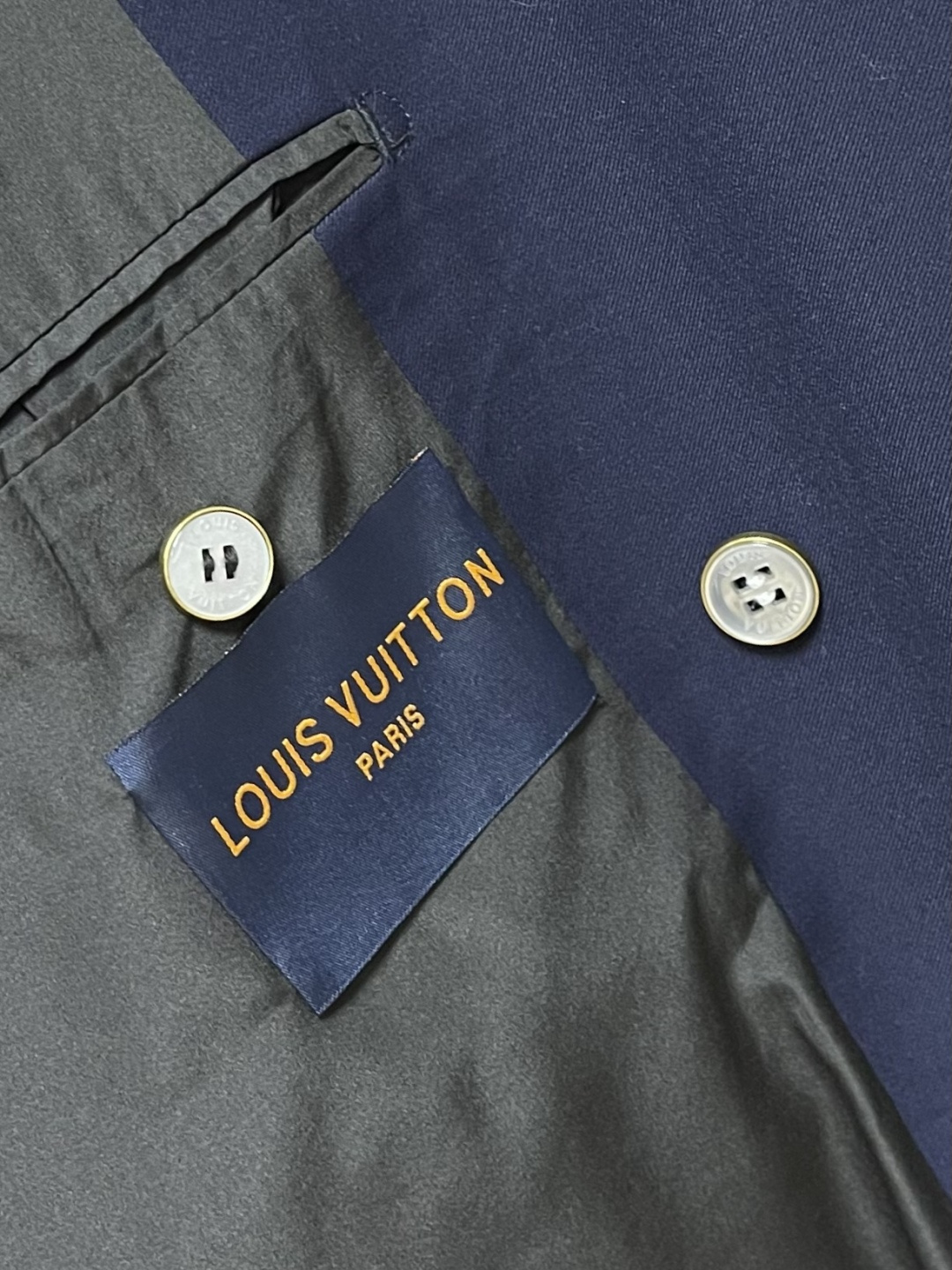 整套 LV 双排扣都市夹克西装外套西裤套装，本款双排扣夹克选用细腻丝棉混纺塑造休闲版型，再以 LV 五金