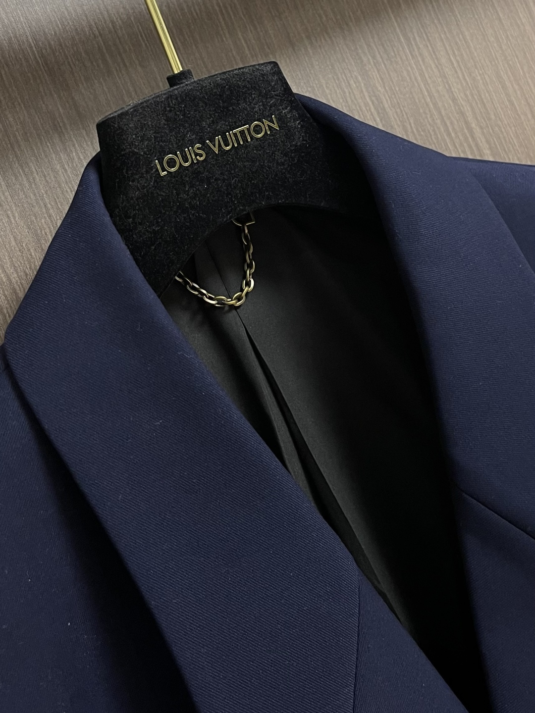 整套 LV 双排扣都市夹克西装外套西裤套装，本款双排扣夹克选用细腻丝棉混纺塑造休闲版型，再以 LV 五金