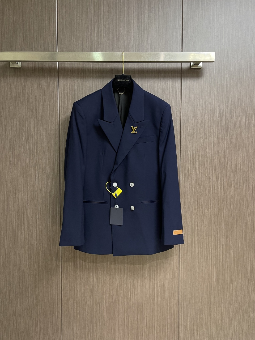 整套 LV 双排扣都市夹克西装外套西裤套装，本款双排扣夹克选用细腻丝棉混纺塑造休闲版型，再以 LV 五金