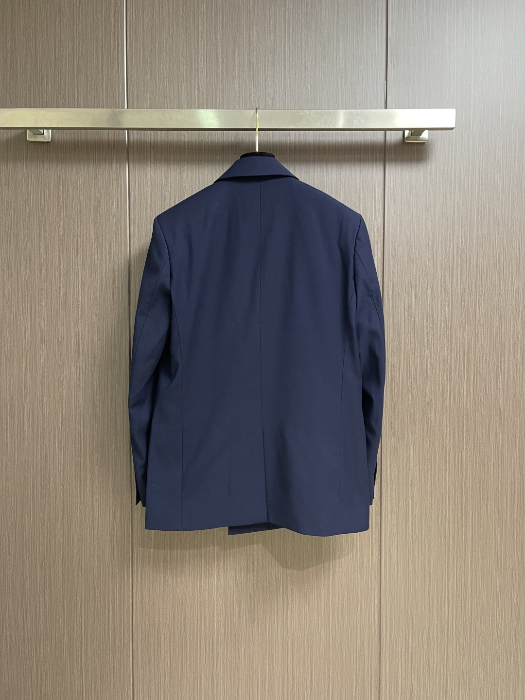 整套 LV 双排扣都市夹克西装外套西裤套装，本款双排扣夹克选用细腻丝棉混纺塑造休闲版型，再以 LV 五金