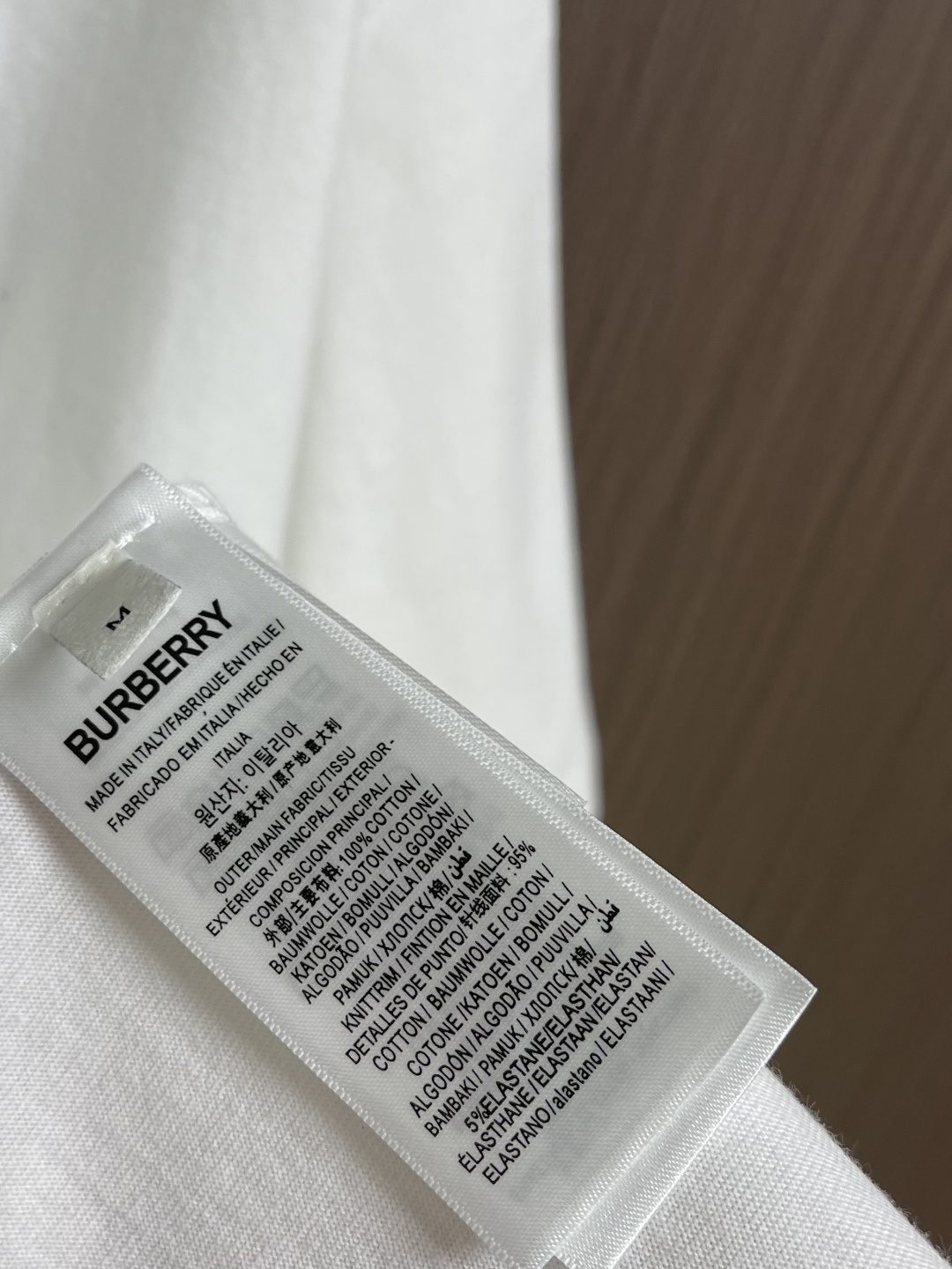 Burberry 战马刺绣短袖T恤，采用平织棉，点缀马术骑士徽标刺绣，采用圆领设计，呈现修身版型。整体走