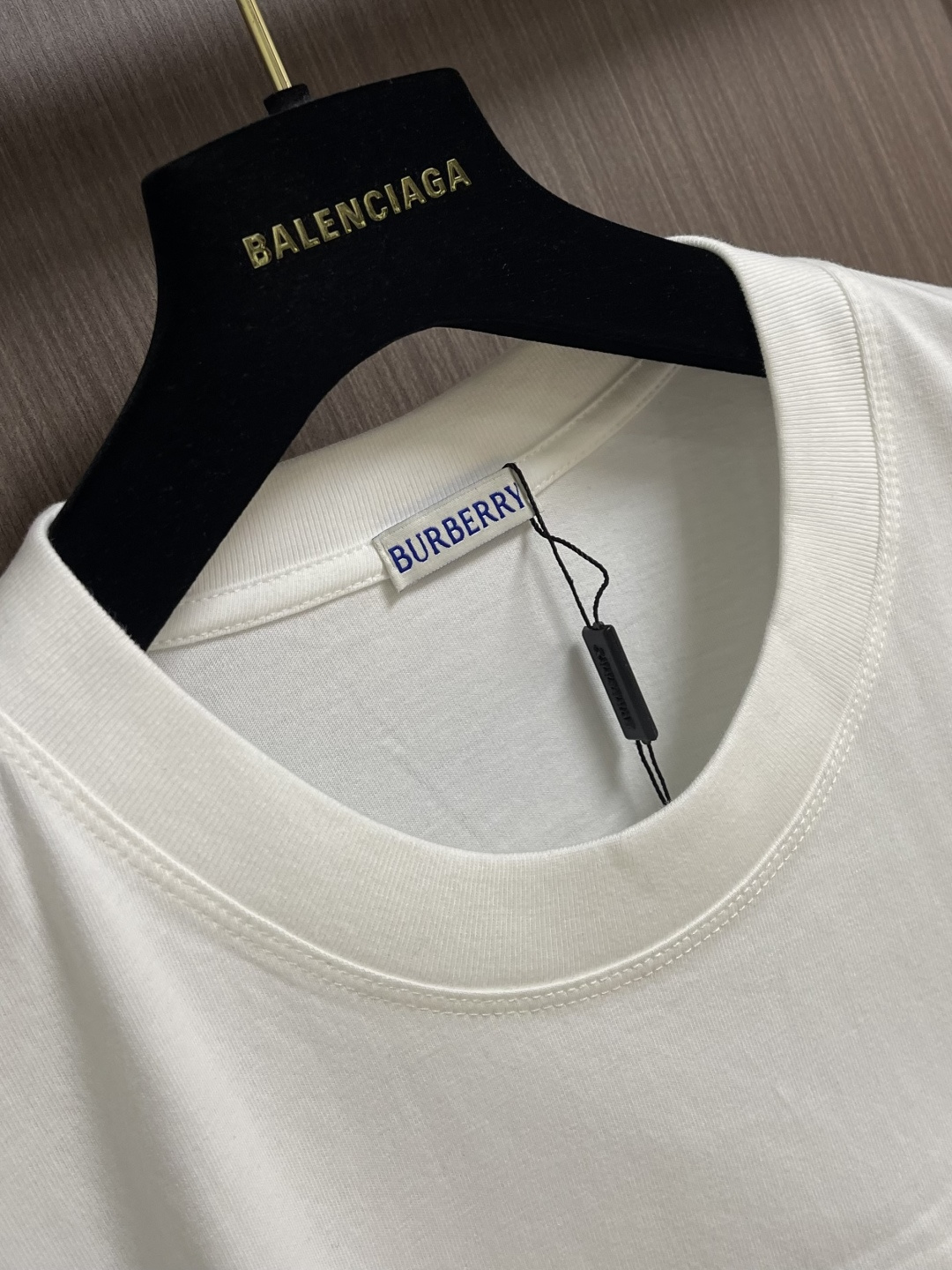 Burberry 战马刺绣短袖T恤，采用平织棉，点缀马术骑士徽标刺绣，采用圆领设计，呈现修身版型。整体走
