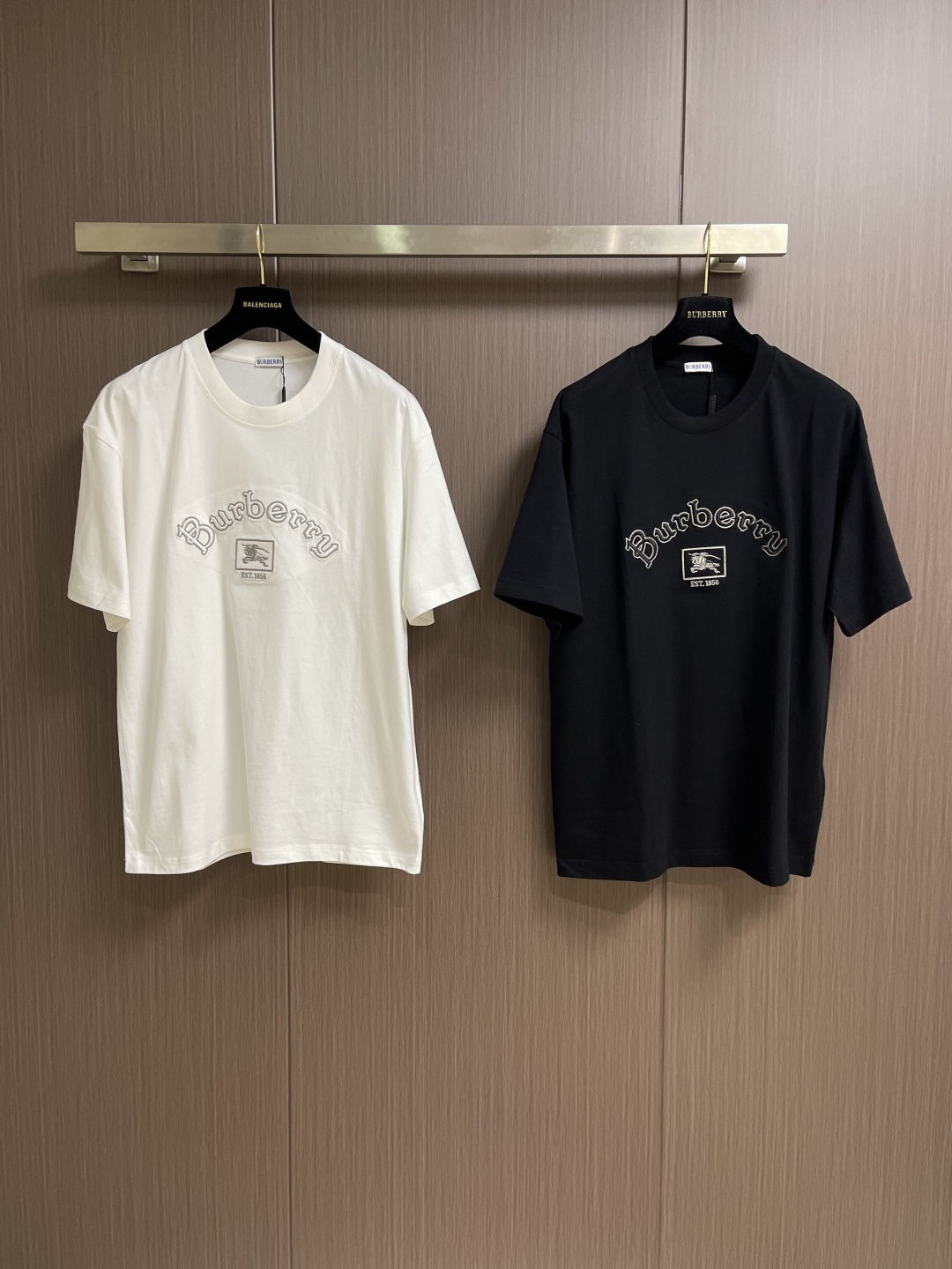 Burberry 战马刺绣短袖T恤，采用平织棉，点缀马术骑士徽标刺绣，采用圆领设计，呈现修身版型。整体走