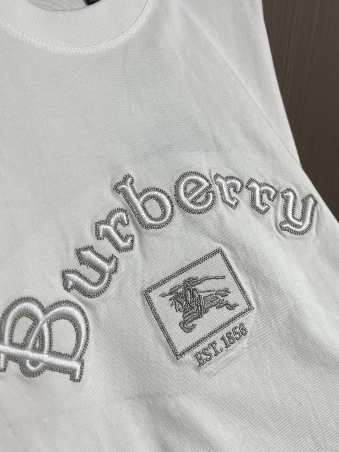Burberry 战马刺绣短袖T恤，采用平织棉，点缀马术骑士徽标刺绣，采用圆领设计，呈现修身版型。整体走