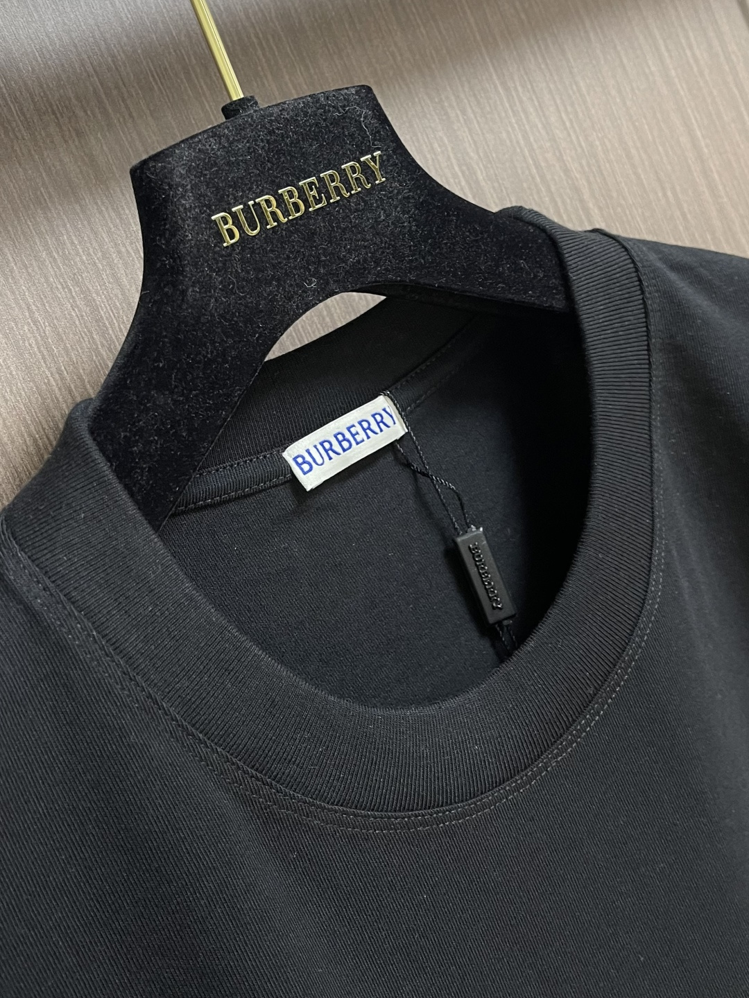 Burberry 战马刺绣短袖T恤，采用平织棉，点缀马术骑士徽标刺绣，采用圆领设计，呈现修身版型。整体走