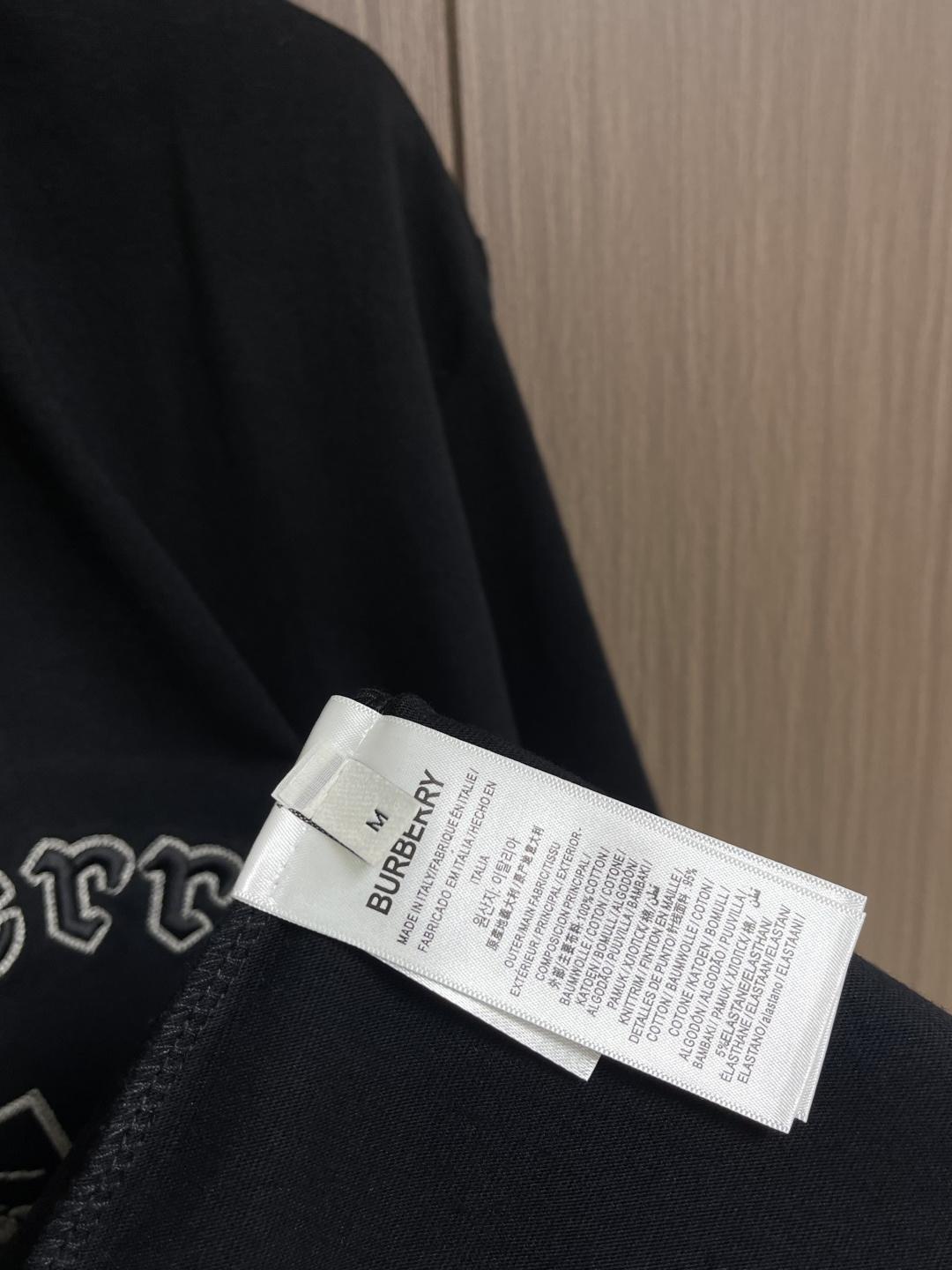 Burberry 战马刺绣短袖T恤，采用平织棉，点缀马术骑士徽标刺绣，采用圆领设计，呈现修身版型。整体走