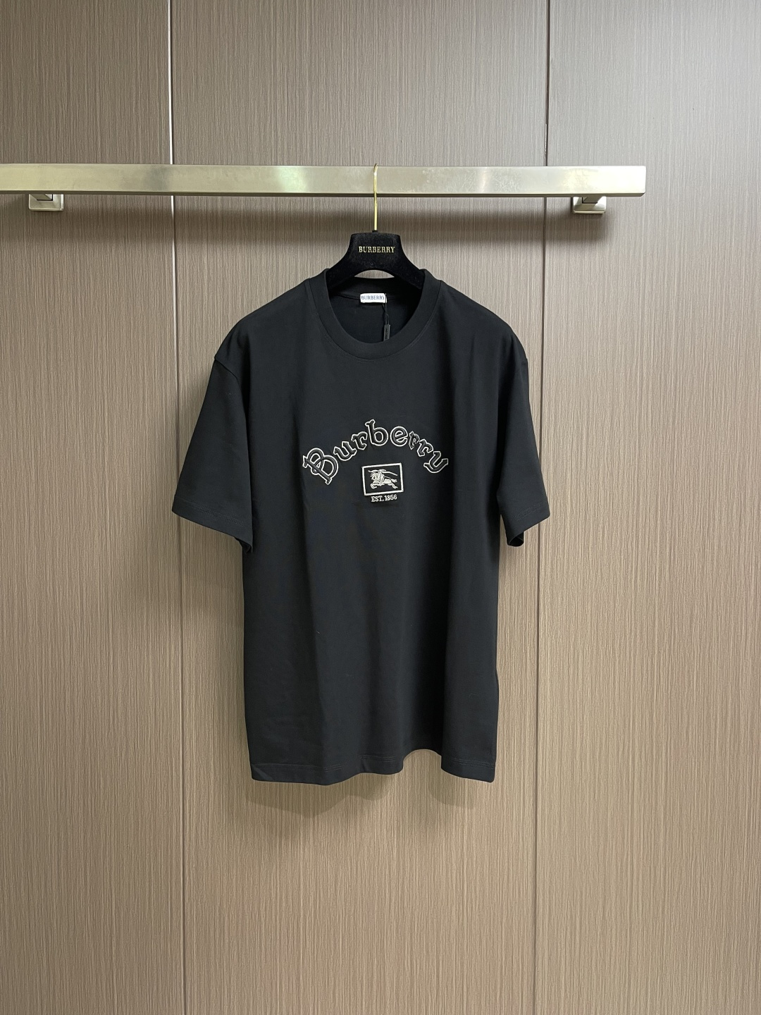 Burberry 战马刺绣短袖T恤，采用平织棉，点缀马术骑士徽标刺绣，采用圆领设计，呈现修身版型。整体走