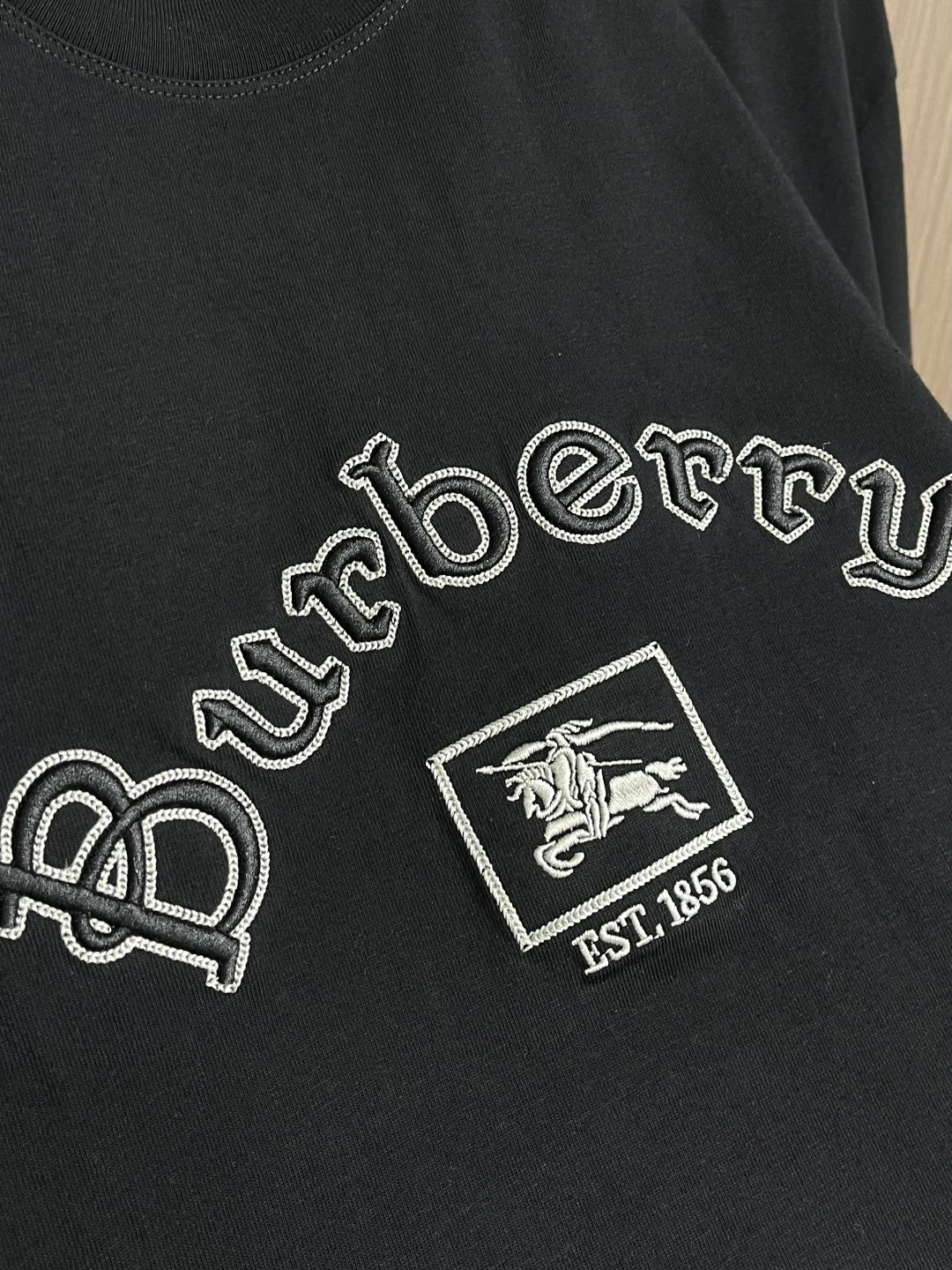 Burberry 战马刺绣短袖T恤，采用平织棉，点缀马术骑士徽标刺绣，采用圆领设计，呈现修身版型。整体走