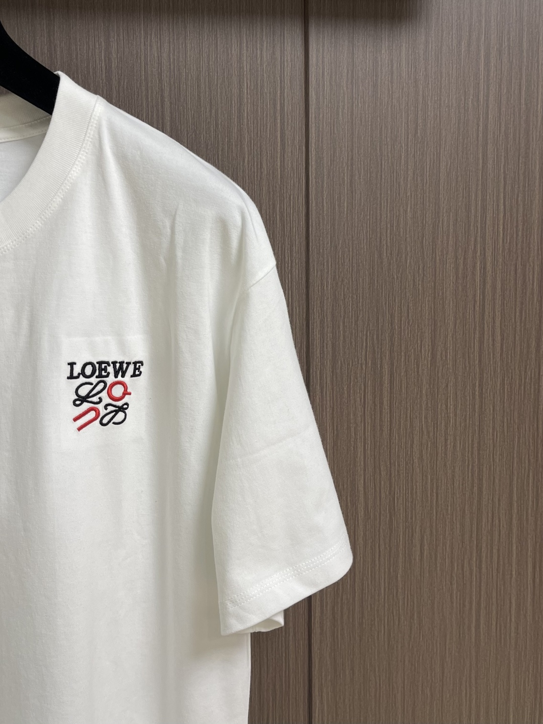 LOEWE 胸口刺绣标识短袖T恤，采用20支平纹优棉，螺纹采用1*1索罗娜螺纹，绣花采用立体刺绣 哑光绣