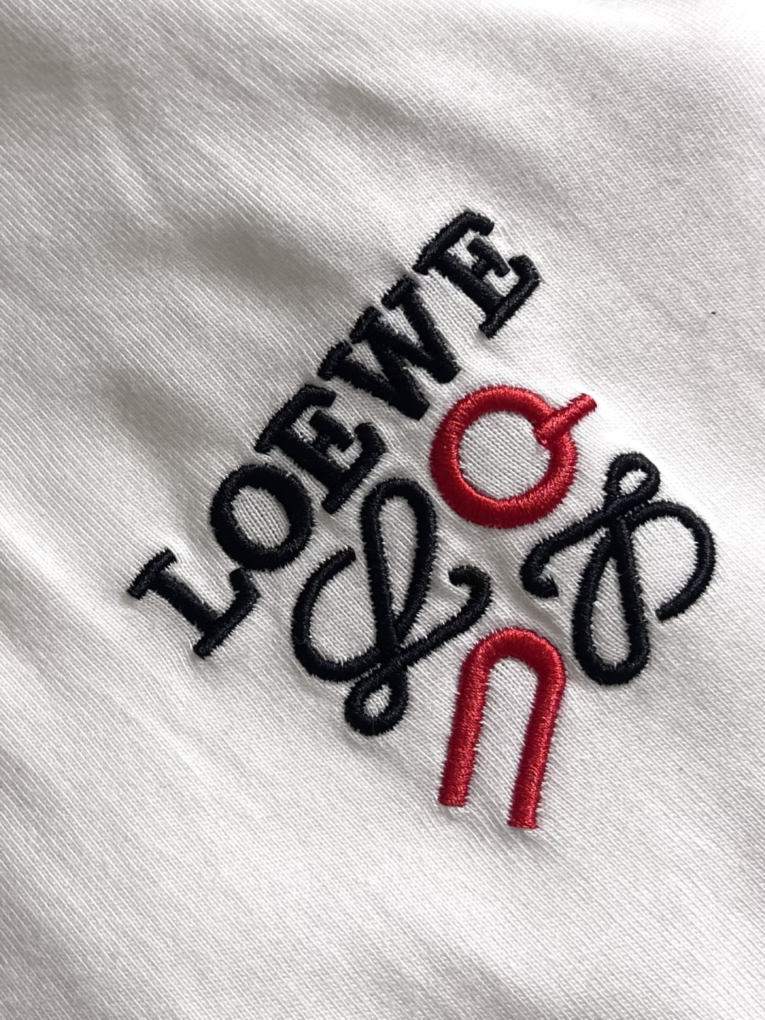 LOEWE 胸口刺绣标识短袖T恤，采用20支平纹优棉，螺纹采用1*1索罗娜螺纹，绣花采用立体刺绣 哑光绣