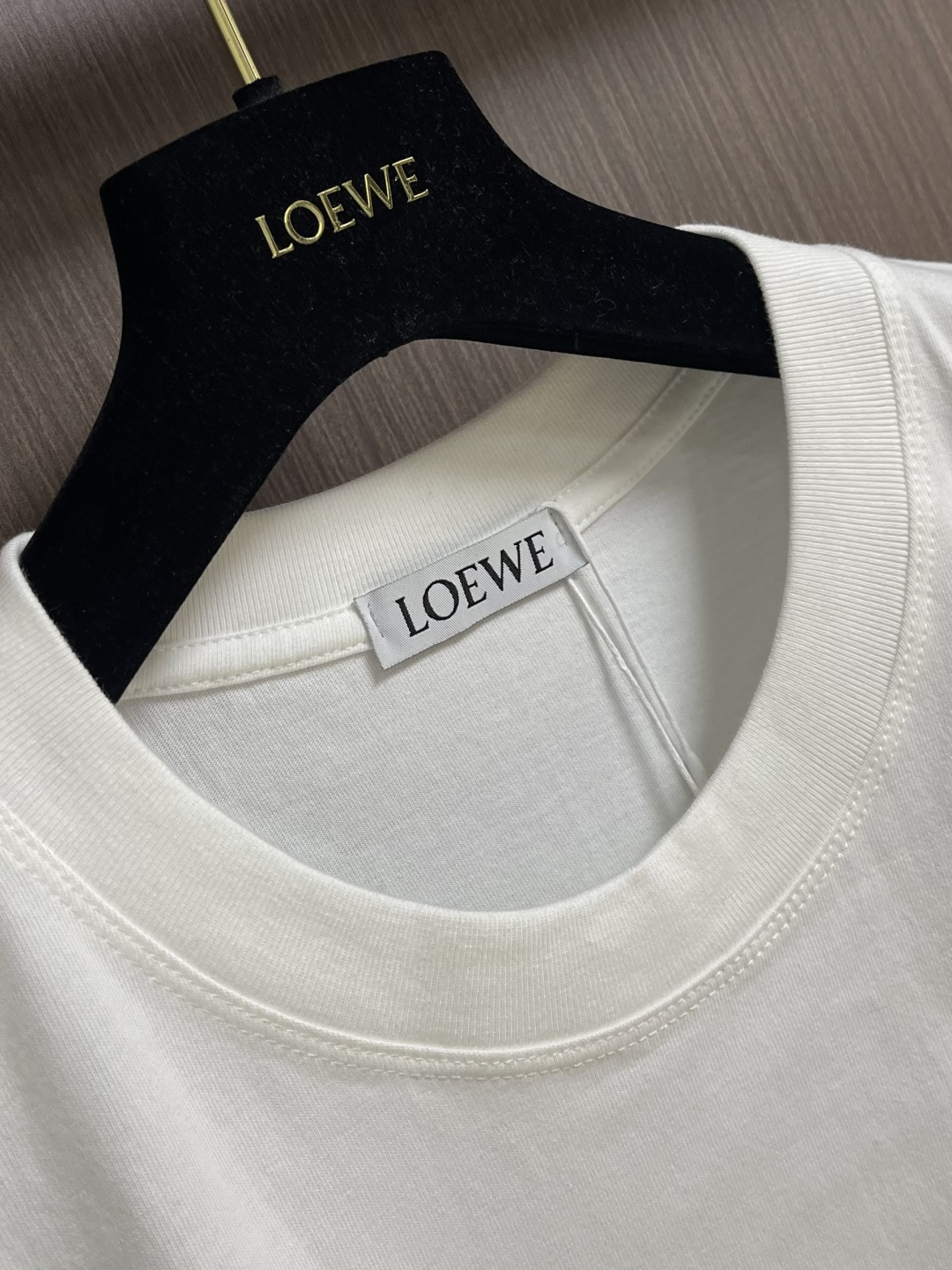 LOEWE 胸口刺绣标识短袖T恤，采用20支平纹优棉，螺纹采用1*1索罗娜螺纹，绣花采用立体刺绣 哑光绣