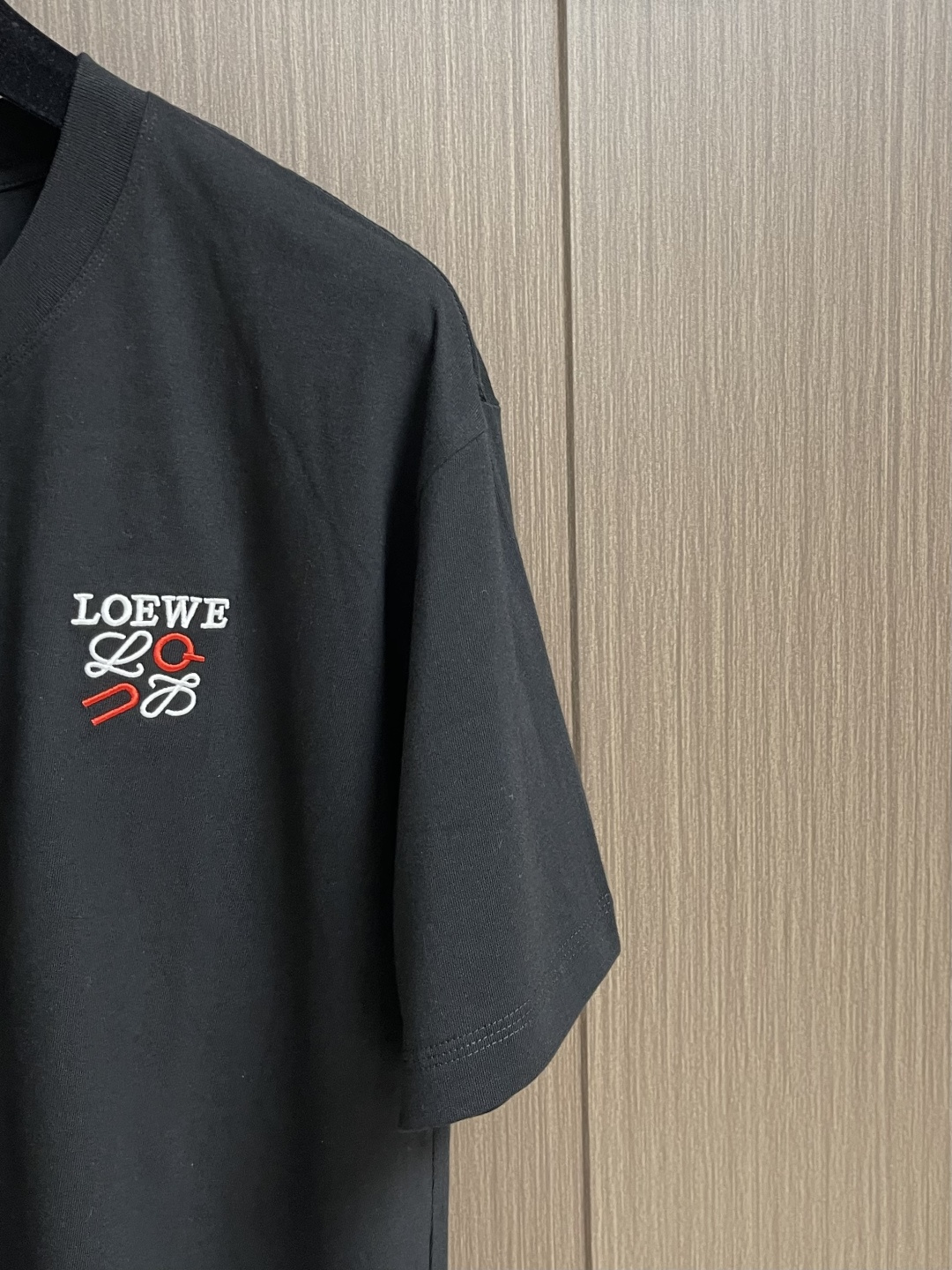 LOEWE 胸口刺绣标识短袖T恤，采用20支平纹优棉，螺纹采用1*1索罗娜螺纹，绣花采用立体刺绣 哑光绣