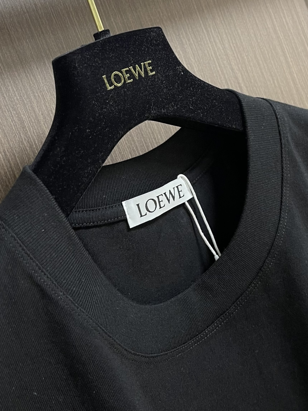 LOEWE 胸口刺绣标识短袖T恤，采用20支平纹优棉，螺纹采用1*1索罗娜螺纹，绣花采用立体刺绣 哑光绣