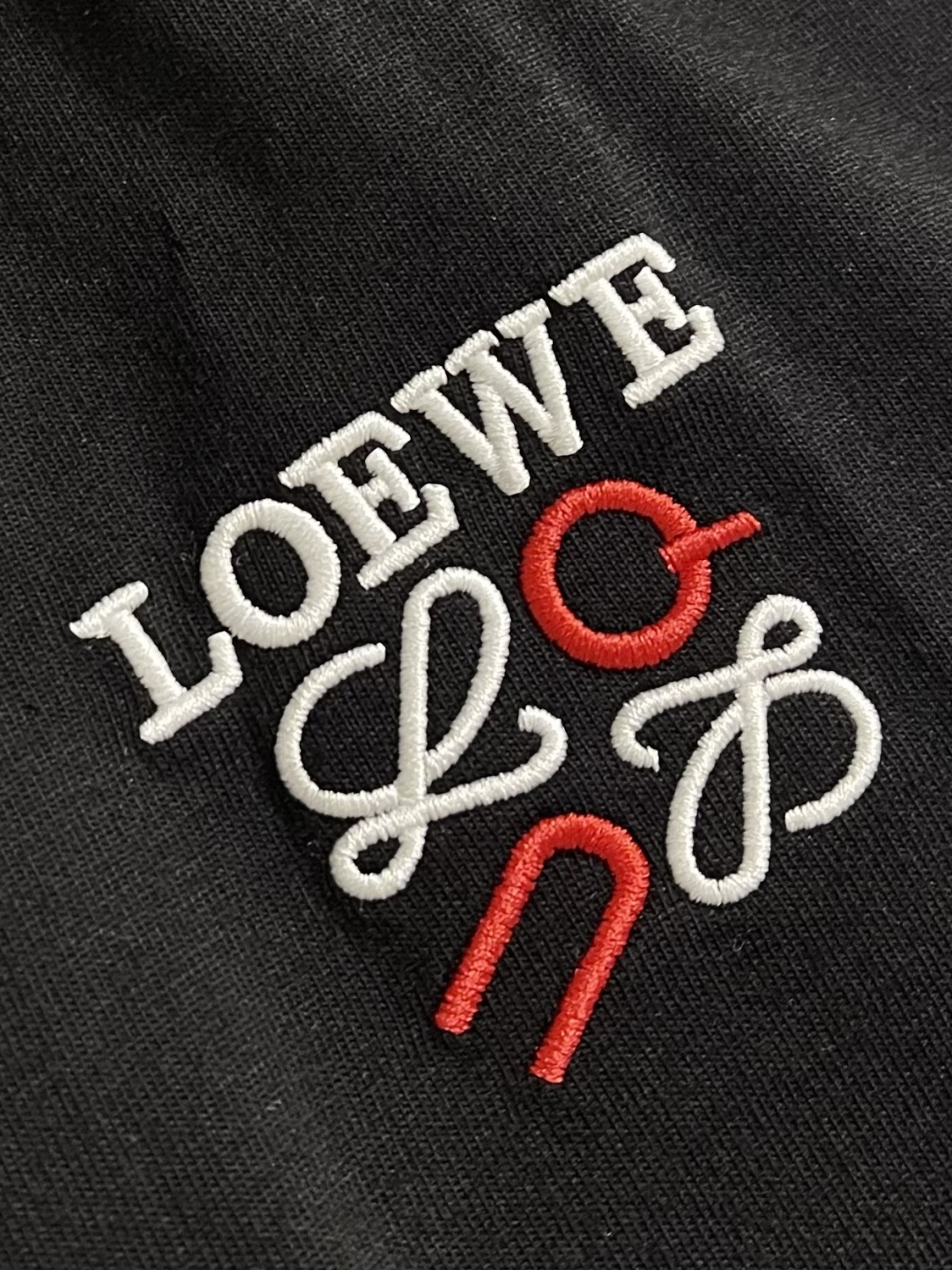 LOEWE 胸口刺绣标识短袖T恤，采用20支平纹优棉，螺纹采用1*1索罗娜螺纹，绣花采用立体刺绣 哑光绣