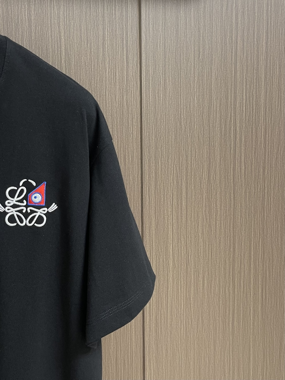 Loewe 2026ss春夏新款 罗意威刺绣logo标识胸前圆领T恤， 260g 32支双纱平纹纯棉面料