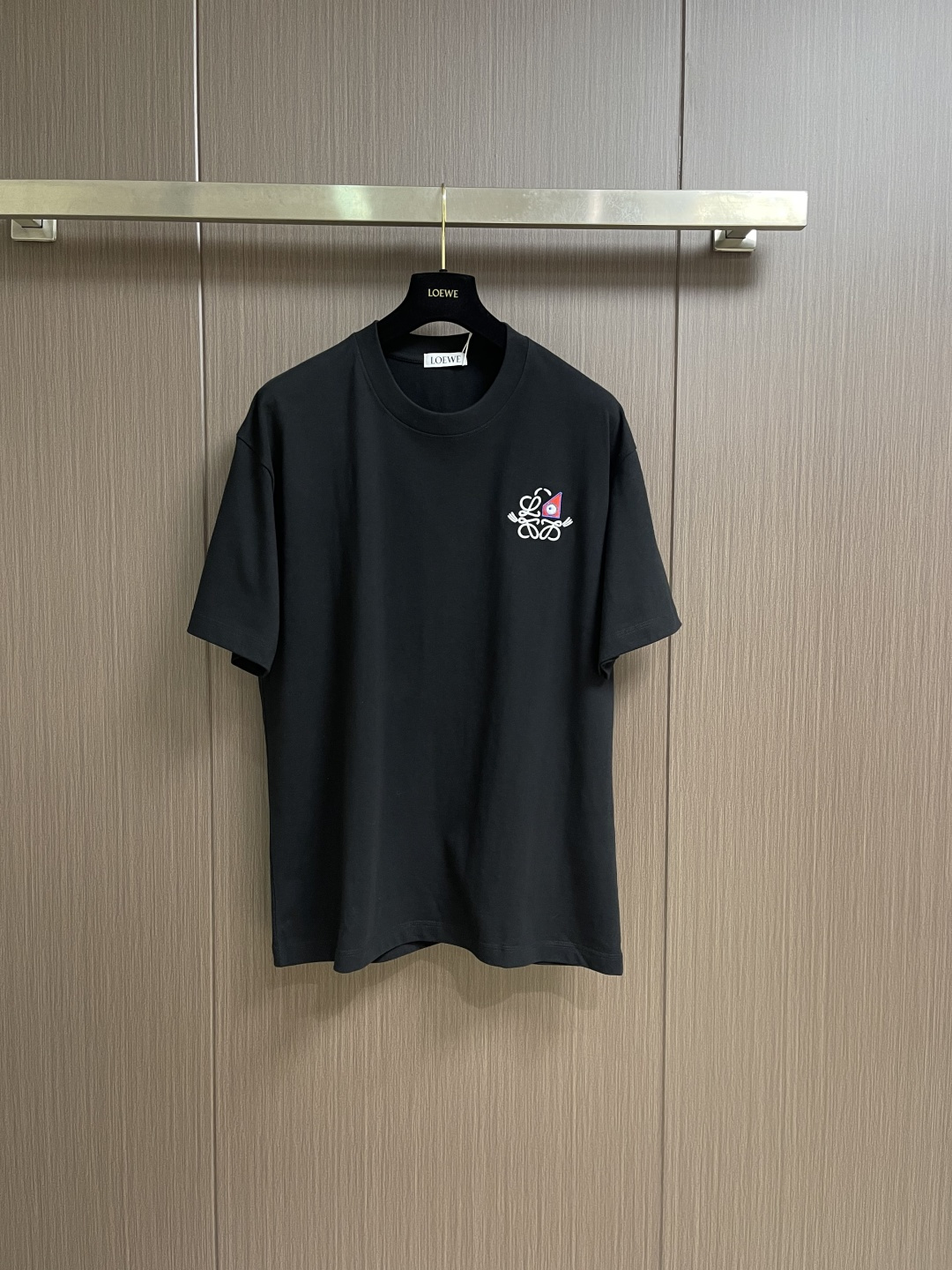 Loewe 2026ss春夏新款 罗意威刺绣logo标识胸前圆领T恤， 260g 32支双纱平纹纯棉面料