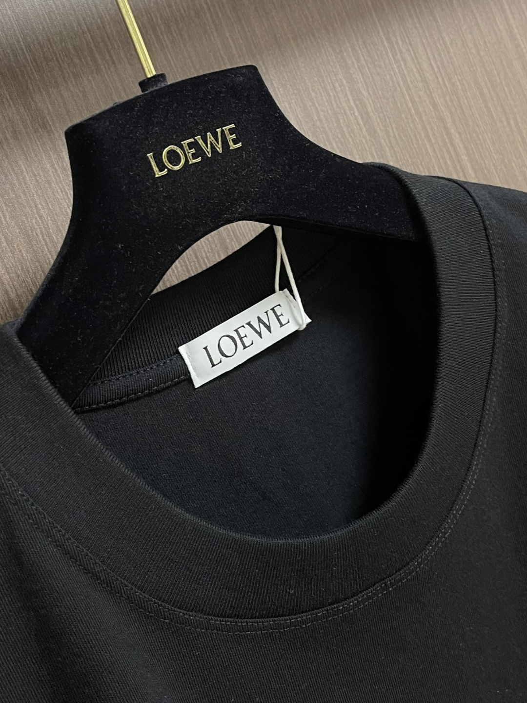 Loewe 2026ss春夏新款 罗意威刺绣logo标识胸前圆领T恤， 260g 32支双纱平纹纯棉面料