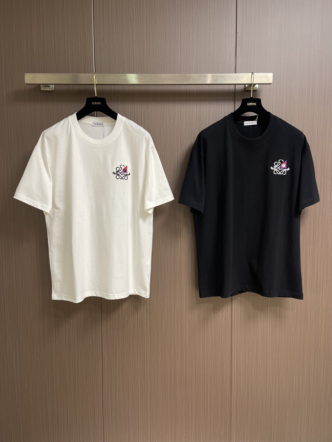 Loewe 2026ss春夏新款 罗意威刺绣logo标识胸前圆领T恤， 260g 32支双纱平纹纯棉面料