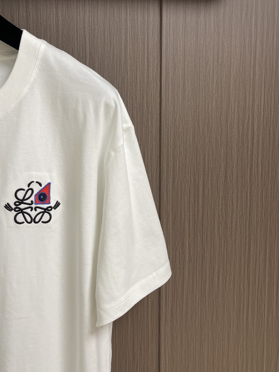 Loewe 2026ss春夏新款 罗意威刺绣logo标识胸前圆领T恤， 260g 32支双纱平纹纯棉面料