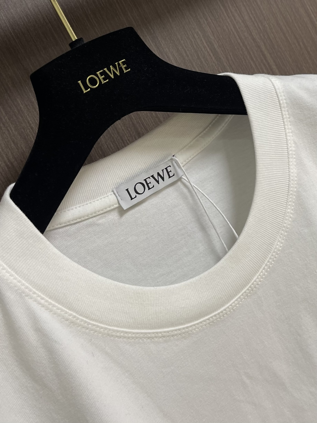 Loewe 2026ss春夏新款 罗意威刺绣logo标识胸前圆领T恤， 260g 32支双纱平纹纯棉面料