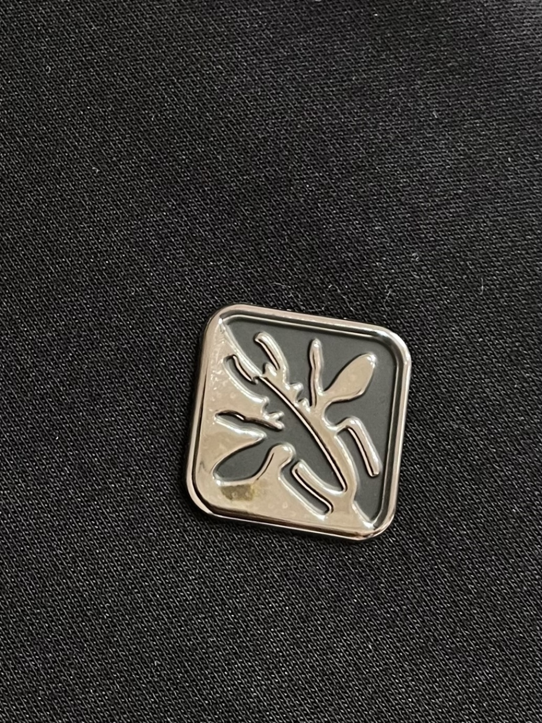 Dior 金属小蜜蜂标识短袖 t 恤，视觉感让人眼前一亮！短袖采用优质海岛棉面料，运用先进的针织微密型器