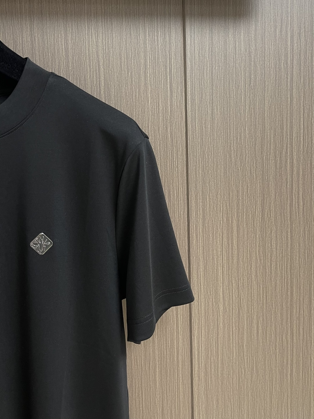 Dior 金属小蜜蜂标识短袖 t 恤，视觉感让人眼前一亮！短袖采用优质海岛棉面料，运用先进的针织微密型器