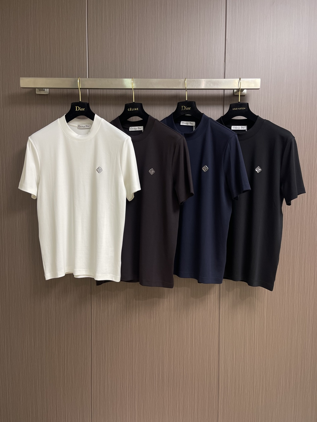 Dior 金属小蜜蜂标识短袖 t 恤，视觉感让人眼前一亮！短袖采用优质海岛棉面料，运用先进的针织微密型器