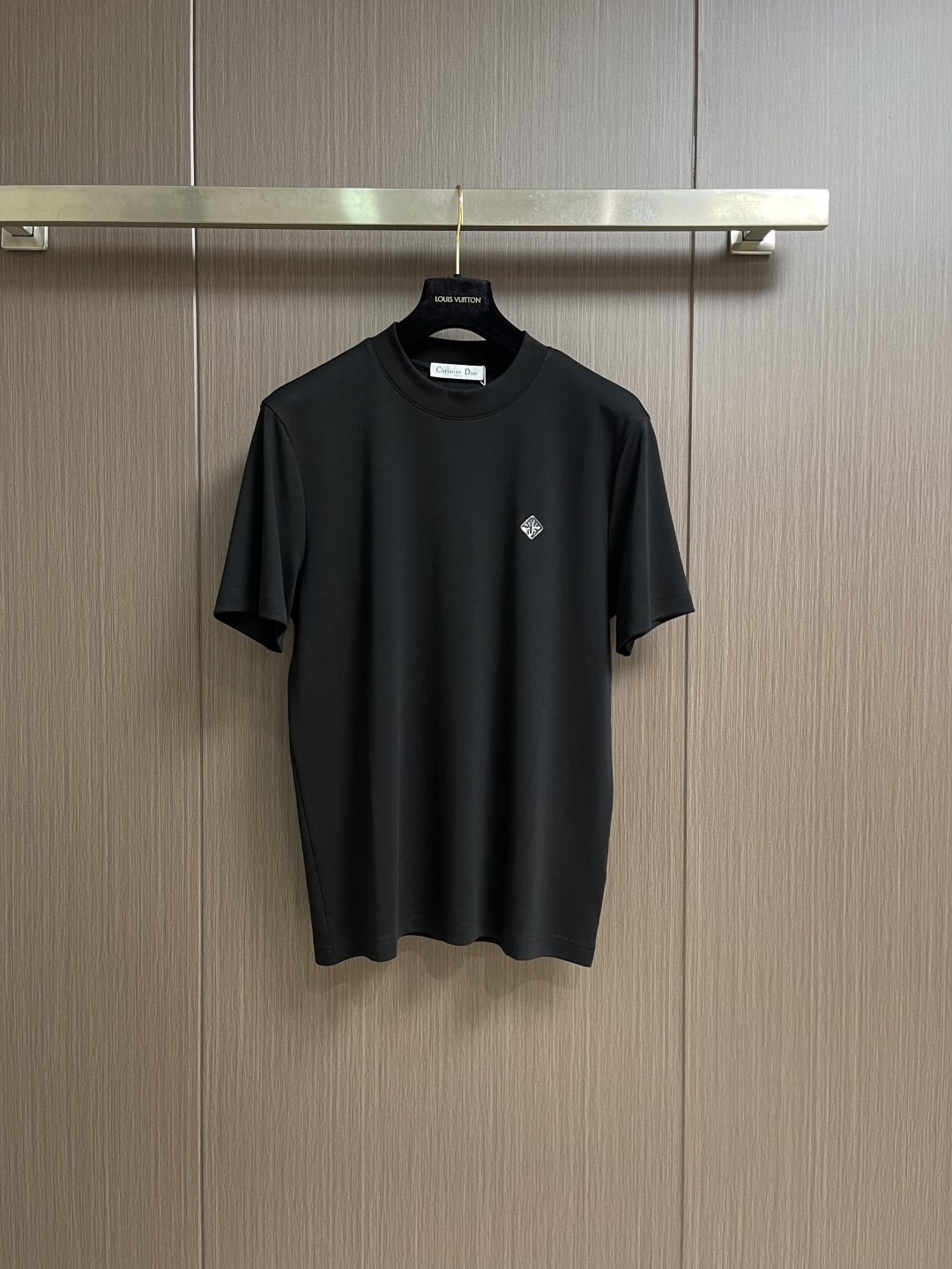 Dior 金属小蜜蜂标识短袖 t 恤，视觉感让人眼前一亮！短袖采用优质海岛棉面料，运用先进的针织微密型器