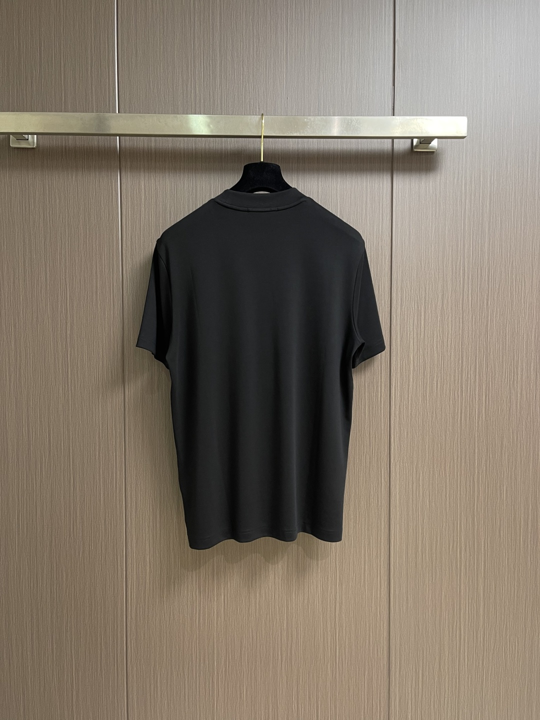 Dior 金属小蜜蜂标识短袖 t 恤，视觉感让人眼前一亮！短袖采用优质海岛棉面料，运用先进的针织微密型器