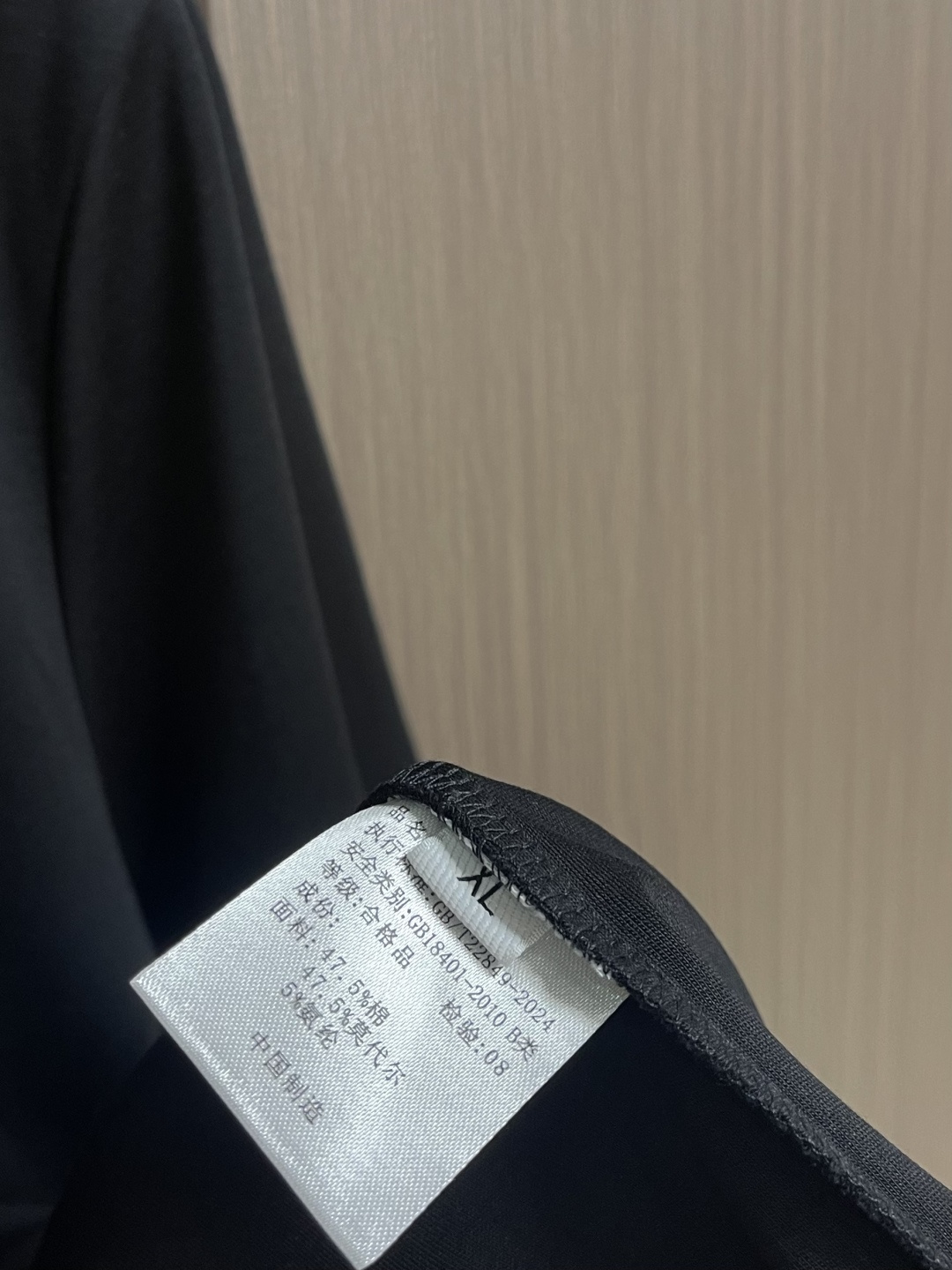 Dior 金属小蜜蜂标识短袖 t 恤，视觉感让人眼前一亮！短袖采用优质海岛棉面料，运用先进的针织微密型器