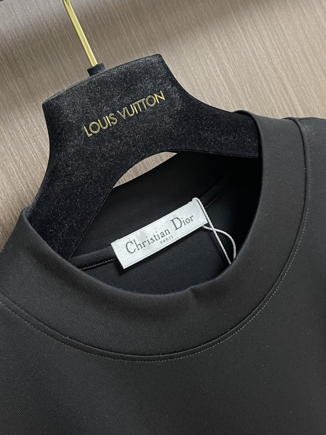 Dior 金属小蜜蜂标识短袖 t 恤，视觉感让人眼前一亮！短袖采用优质海岛棉面料，运用先进的针织微密型器