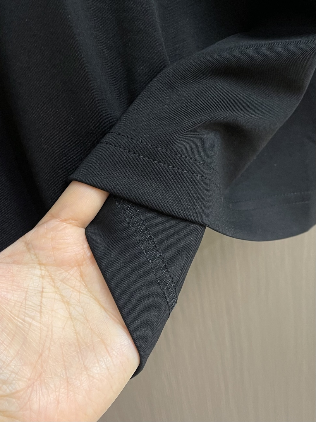 Dior 金属小蜜蜂标识短袖 t 恤，视觉感让人眼前一亮！短袖采用优质海岛棉面料，运用先进的针织微密型器