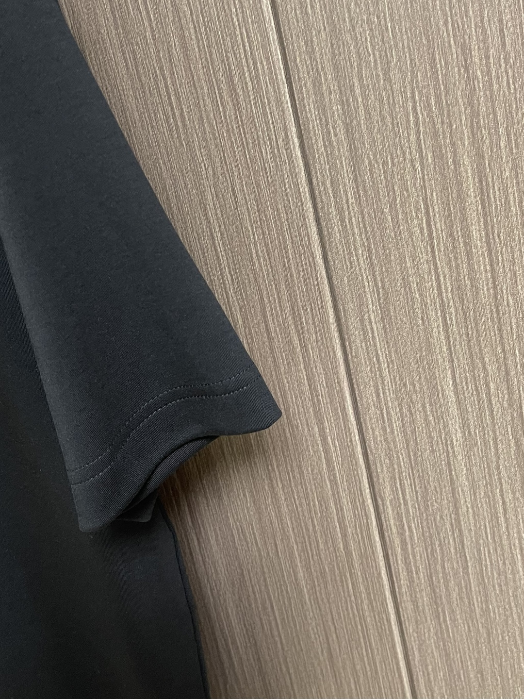 Dior 金属小蜜蜂标识短袖 t 恤，视觉感让人眼前一亮！短袖采用优质海岛棉面料，运用先进的针织微密型器