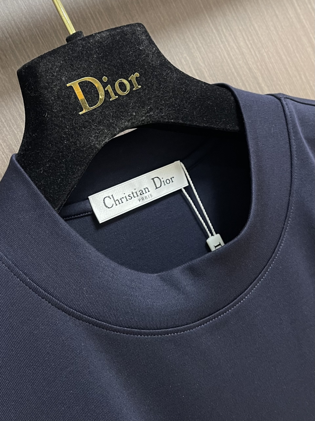 Dior 金属小蜜蜂标识短袖 t 恤，视觉感让人眼前一亮！短袖采用优质海岛棉面料，运用先进的针织微密型器