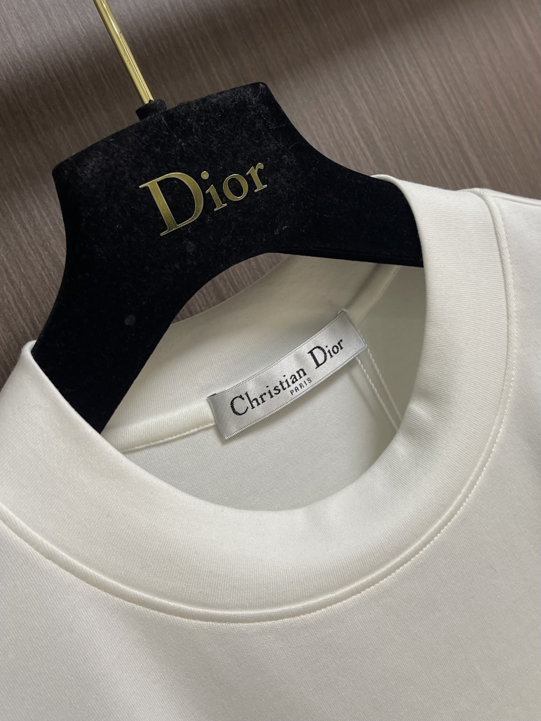 Dior 金属小蜜蜂标识短袖 t 恤，视觉感让人眼前一亮！短袖采用优质海岛棉面料，运用先进的针织微密型器