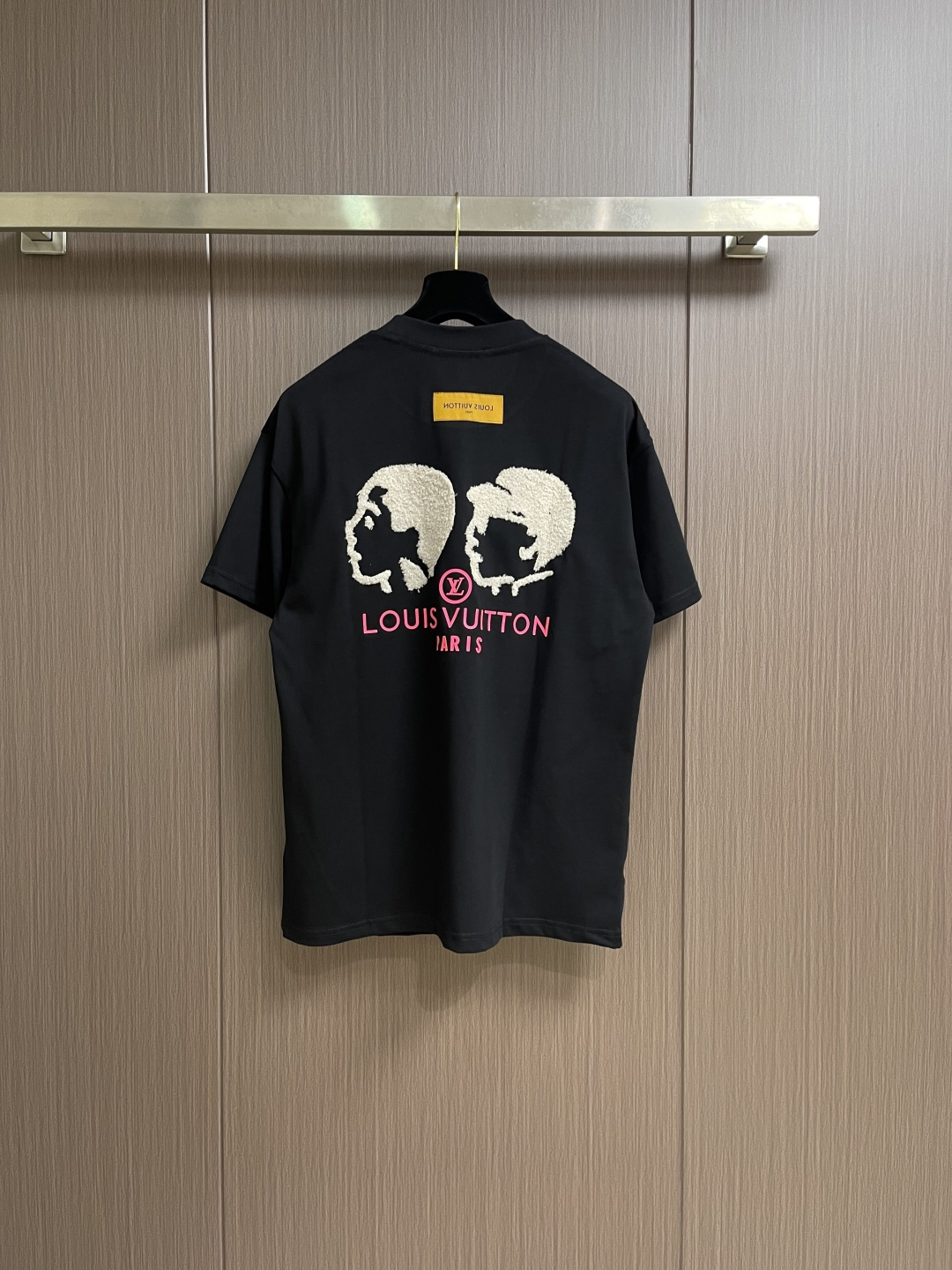 LV 2026ss后背人像植绒印花短袖T恤，采用原板独家定制260克32支双纱纯棉面料，质感非常柔软舒服