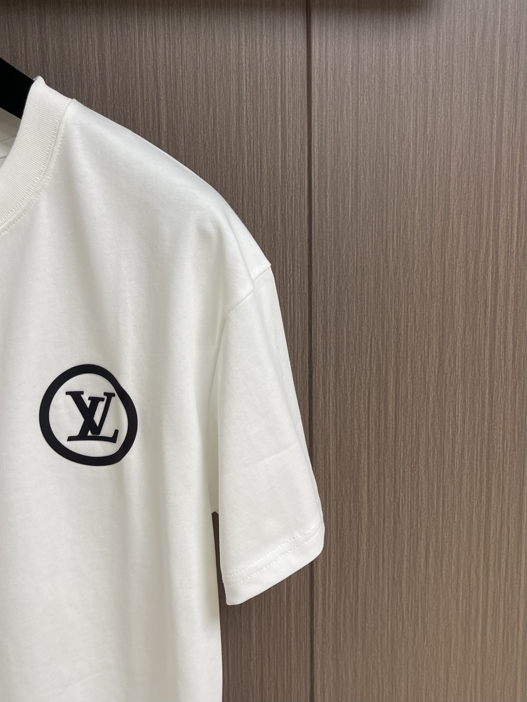 LV 2026ss后背人像植绒印花短袖T恤，采用原板独家定制260克32支双纱纯棉面料，质感非常柔软舒服