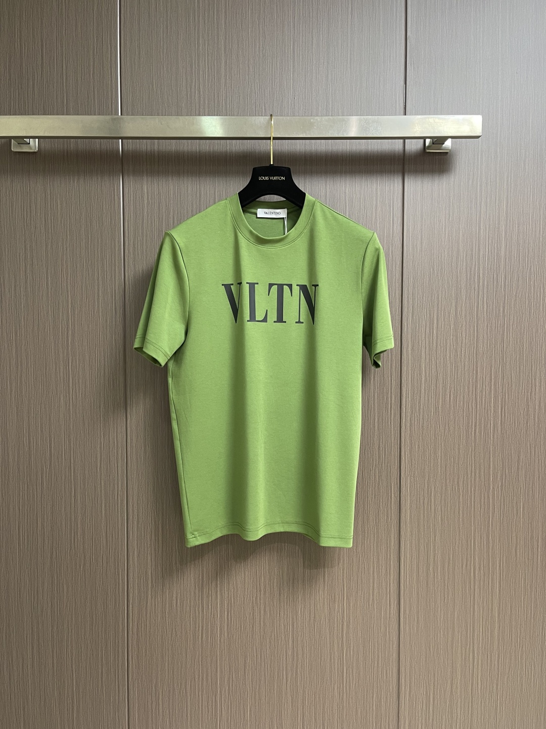 NO:744040,Valentino letter print high weight cotton short-sleeved T-shirt, this Valentino short-sleeved  Full of vitality. Made of high-weight pure cotton, thick and textured, skin-friendly and breathable, every inch tells the story of comfort and freedom. The eye-catching 'VLTN' logo on the chest is a declaration of fashion attitude, showing a luxurious style in simplicity. The loose version is not picky about the body shape, no matter it is worn with  Suitable for walking on the street or enjoying the sunshine outdoors, it can be easily adapted, making you the focus of fashion in spring, embracing comfort and trends. Sizes M-3XL, valentino, T-shirt, tees, t-shirt,19860909valentino 字母印花高克重棉质短袖T恤,这件Valentino短袖 活力满溢.高克重纯棉材质,厚实有质感,亲肤又透气,每一寸都诉说着舒适与自在.胸前醒目'VLTN'标识,是时尚态度的宣告,简约中尽显奢华格调.宽松版型,不挑身形,无论是搭配漫步街头,还是配享受户外阳光,它都能轻松适配,让你在春日里成为时尚焦点,拥抱惬意与潮流.尺码M-3XL,,valentino,T-shirt,tees，t-shirt,,Men's clothing