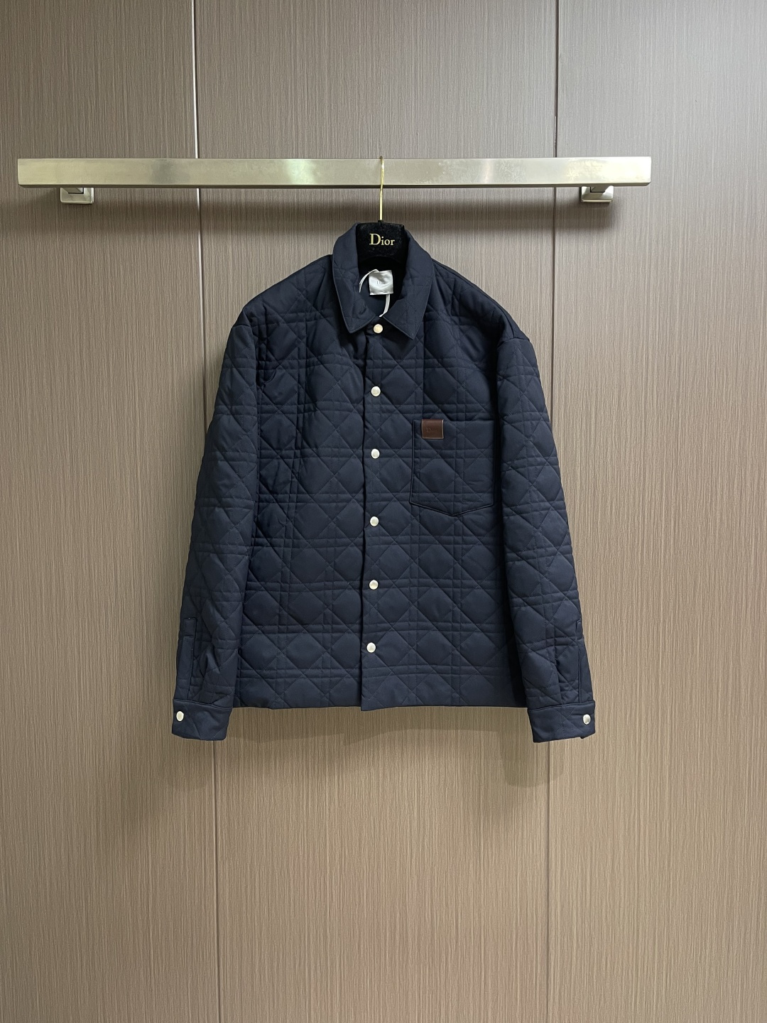 NO:744129,Dior  Navy blue cotton jacket with cannage pattern and leather Dr patch. This classic design is reinterpreted with a modern style. Crafted from navy blue cotton fabric, it features a stylish oversized fit and is decorated with a classic tonal quilted cannage pattern throughout.  Case, chest patch pocket decorated with suede Dr patch, side slits with snap buttons, can be worn open or buttoned, blending traditional and modern styles, can be matched or worn to create a sophisticated fashion look, decorated with tonal quilted cannage pattern suede throughout  Dr patch, metal snaps engraved with Dr logo, chest patch pockets, side snap vents. Sizes S-XL S, shoulder width 50, bust 108, length 68, medium, shoulder width 52, bust 112, length 70, size L, shoulder width 54, bust 116, length 72, XL, shoulder width 56, bust 120, length 74,, dior, jackets & coats, jackets &  coats,19860909Dior 海军蓝色棉质夹克外套,藤格纹搭配皮革Dr补丁,这款重新演绎经典设计,彰显现代风格,采用海军蓝色棉质面料精心制作,突显时尚超大版型,通体饰以经典的同色调绗缝藤格纹图案,胸前贴袋饰以绒面革Dr补丁,侧面开衩设计搭配按扣,可敞开或扣上穿着,将传统与现代风格融为一体,可搭配或,打造精致的时尚造型,通体饰以同色调绗缝藤格纹图案绒面革 Dr补丁,镌刻有Dr标志的金属按扣,胸前贴袋,侧面按扣开衩.尺码S-XL  S码肩宽50 胸围108 衣长68 M码 肩宽52 胸围112衣长70 L码肩宽54 胸围116衣长72 XL码 肩宽56 胸围120衣长74,,dior,jackets & coats,jackets & coats,,Men's clothing