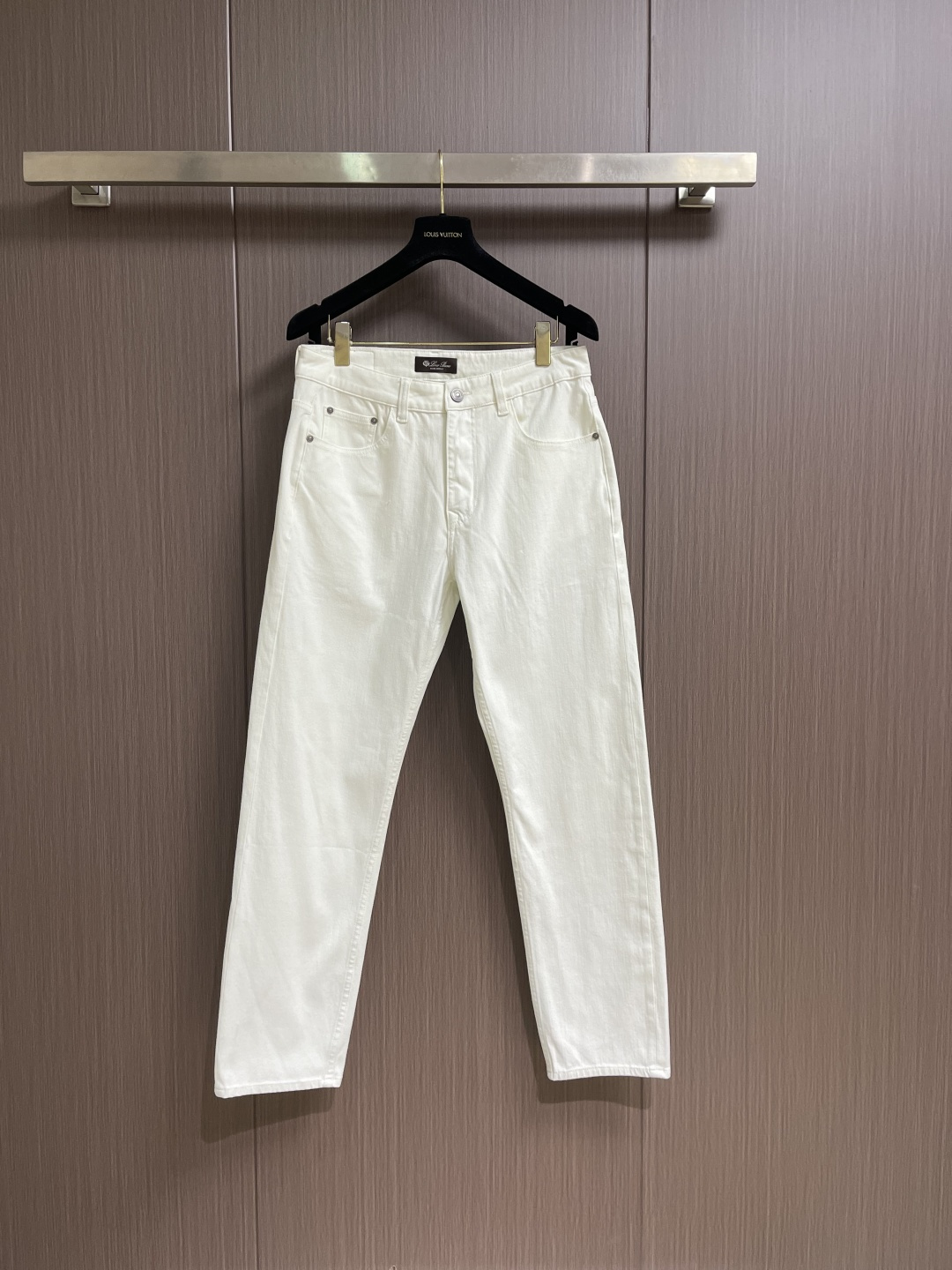 NO:744112,LP Loropiana washed jeans, sharp cut visible to the naked eye, straight slim fit!  Custom-woven and dyed denim denim fabric, the waistband is a classic leather label!  The inner lining has belt loop details, dense and neat wiring, customized hardware with logo engraving, classic fly zipper, and a five-pocket basic model that is easy on the upper body!  Size 29-30-31-32-33-34-36,,loro piana,loro piana,jeans,19860909LP Loropiana 水洗牛仔裤 肉眼可见的利落裁剪,直筒修身款裤型！定织定染牛仔丹宁布面,裤腰是经典的皮标！内衬有腰带袢细节,密实齐整走线,客供定制五金并有logo雕刻,经典门襟拉链,五口袋的基础款,上身不挑人！尺码29-30-31-32-33-34-36,,loro piana,loro piana,jeans,,Men's clothing