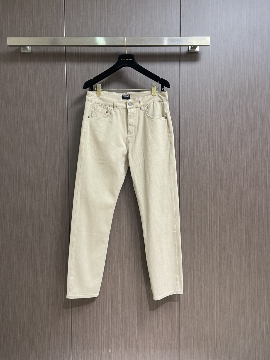 NO:744117,Ermenegildo Zegna 2026SS new arrival in early spring, straight-leg jeans, imported original washed stretch fabric, the upper body is comfortable, breathable and elastic, original hardware decoration, extremely high grade, super correct version, simple and easy to match, complete three standards, all products are in order, and the upper body is very handsome. Size 29-30-31-32-33-34-36,,jeans,19860909Ermenegildo Zegna 2026SS早春新品,直筒牛仔裤,进口原版水洗弹力面料,上身舒适透气有弹力,原版五金辅料装饰,档次极高,版型超正,简约易搭配,三标齐全,全品相订单款,上身帅气十足.尺码29-30-31-32-33-34-36,,jeans,,Men's clothing