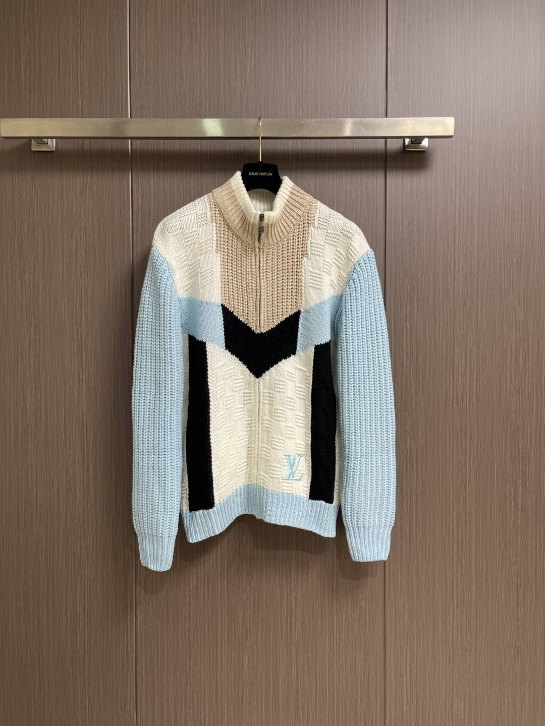 NO:744124,LV  Letter color checkerboard knitted sweater jacket. This contrasting color knitted cardigan is made of high-count wool blended yarn and is woven through multi-color intarsia technology. The connection between different color blocks uses precise jacquard technology without broken lines. The pattern is very natural and strong and is not easy to fall off.  .The stand-up collar design is matched with a customized metal zipper, and the leather tag on the zipper head enhances the sophistication of the details. The placket adopts double-strand hemming technology, which is wear-resistant and not easy to deform. The geometric contrasting pattern of the body is composed of light blue, off-white, khaki and black.  Different stitching changes present rich texture levels. The brand logo on the chest is embroidered with the same color, and the stitching is delicate and full of texture. The loose dropped shoulder cut and thickened knitted fabric combine to keep warm and have a lazy and casual look. The cuffs and hem are made of  The ribbed edge design closely fits the body shape and is not easy to loosen. The overall craftsmanship perfectly integrates retro color matching aesthetics and modern knitting technology. It is a fashionable item to create an eye-catching look in autumn and winter. The overall routing is straight and delicate, the fabric is comfortable and soft, and the color is consistent without color difference.  It can be matched with the same style to create a fashionable look, and can be used in various occasions. Customized accessories, complete with three standards, same style for men and women!  Size S-XL S size bust 106 shoulder width 47 length 65 M size bust 110 shoulder width 49 length 67 L size bust 114 shoulder width 51 length 69 XL size bust 118 shoulder width 53 length 7119860909LV 字母拼色棋格针织毛衣外套,这款撞色针织开衫采用高支数羊毛混纺纱线,通过多色嵌花工艺编织而成,不同色块间的衔接处采用精密的无虚线提花技术,图案过自然且牢固不易脱线.立领设计搭配定制金属拉链,拉链头的皮质吊牌提升细节精致度,门襟处采用双股线包边工艺,耐磨损且不易变形.衣身的几何撞色图案由浅蓝、米白、卡其与黑色交织而成,通过不同针法变化呈现丰富肌理层次,胸前的品牌标识采用同色系刺绣工艺,针脚细腻质感饱满.宽松落肩剪裁配合加厚针织面料,兼具保暖性与慵懒随性的穿搭效果,袖口与下摆均采用罗纹收边设计,紧密贴合身形不易松弛,整体工艺将复古拼色美学与现代针织技术完美融合,是秋冬季节打造吸睛造型的时尚单品.整体走线平直细腻,面料舒适柔软,颜色一致无色差 能与同款搭配营造时尚造型,驾驭各种场合,定制辅料,三标齐全,男女同款！尺码S-XL S码 胸围106 肩宽47衣长65 M码胸围110肩宽49衣长67 L码 胸围114肩宽51衣长69 XL码胸围118肩宽53衣长71,,louis vuitton,jackets & coats,sweaters,,Men's clothing