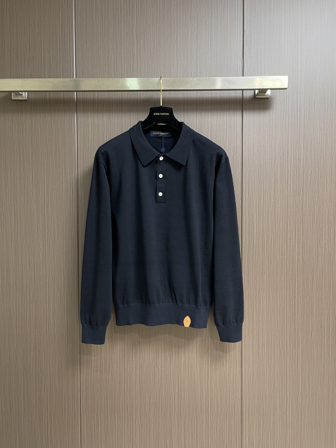 NO:744144,LV  Knitted long-sleeved Polo sweater with letter leather logo. This long-sleeved Polo shirt is made of high-count worsted wool blended fabric. After special processing, it has a delicate skin-friendly touch and a crisp and drapey wearing texture. The surface shows a  The delicate matte texture emits a soft luster under natural light. The neckline adopts double-strand hemming technology and is equipped with three-needle reinforced stitching. It is washable, wearable and not easy to deform. The three custom-made matte mother-of-pearl buttons at the placket blend naturally with the overall tone.  , to enhance the sophistication of details. The cuffs and hem are all ribbed in the same color, with moderate elasticity and fit the body shape. The invisible stitching process on the side makes the body line more smooth. The leather brand logo at the hem is fixed by hot pressing process, which is both recognizable and firm. The overall process perfectly combines the classic version with the modern simple style, showing a high-end texture whether it is business commuting or daily leisure. The overall line is straight and delicate, the fabric is comfortable and soft, and the color is consistent and without color difference.  It can be matched with the same style to create a fashionable look, and can be used in various occasions. Customized accessories, complete with three standards, same style for men and women!  Size S-XL S size bust 110 shoulder width 48 length 65 M size bust 114 shoulder width 50 length 67 L size bust 118 shoulder width 52 length 69 XL size bust 122 shoulder width 54 length 71,,louis vuitton,sweaters,19860909LV 字母皮革标识针织长袖POLO毛衣,这款长袖Polo衫选用高支数精纺羊毛混纺面料,经特殊工艺处理后兼具细腻亲肤的触感与挺括垂坠的穿着质感,表面呈现出细腻的哑光肌理,在自然光下泛着柔和光泽.领口采用双股线包边工艺,搭配三本针加固缝线,耐洗耐穿不易变形,门襟处三颗定制哑光贝母纽扣,与整体色调自然融合,提升细节精致度.袖口与下摆均采用同色系罗纹收边,弹力适中且贴合身形,侧边隐形缝线工艺让衣身线条更显流畅,下摆处的皮质品牌标识采用热压工艺固定,兼具辨识度与牢固性,整体工艺将经典版型与现代简约风格完美结合,无论是商务通勤还是日常休闲都能展现高阶质感.整体走线平直细腻,面料舒适柔软,颜色一致无色差 能与同款搭配营造时尚造型,驾驭各种场合,定制辅料,三标齐全,男女同款！尺码S-XL S码 胸围110肩宽48衣长65 M码胸围114肩宽50衣长67 L码 胸围118肩宽52衣长69 XL码胸围122肩宽54衣长71,,louis vuitton,sweaters,,Men's clothing