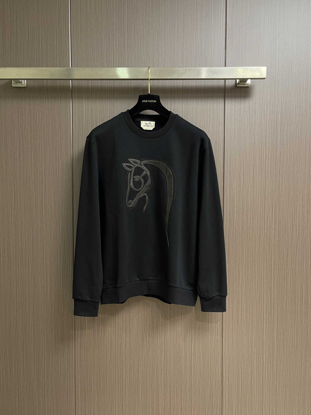 NO:744114,Hermes 2026FW crew neck sweatshirt with leather logo. Specially made of 100-count high-count pure cotton!  Take a closer look at the picture. The surface of the fabric is textured. It is skin-friendly and breathable, and the upper body is very textured. The upper body is upright. It has a full tone and a high-end texture. Sizes S-XL S size Shoulder width 47.4 Bust 112 Length 70.5 M size Shoulder width 48.6 Bust 116 Length 72 L size Shoulder width 49.8 Bust 120 Length 73.5 XL size  Shoulder width 51, bust 124, length 75, hermes, hoodie, sweatshirts,19860909Hermes 2026FW 拼皮标识圆领卫衣.特别定织面料100高支纯棉质地！细看图片面料表面有 纹理,亲肤透气的同时上身很显质感,上身精神挺拔. 腔调十足, 上身很显高档质感.尺码S-XL  S码肩宽47.4 胸围112 衣长70.5 M码 肩宽48.6 胸围116 衣长72 L码肩宽49.8 胸围120 衣长73.5 XL码 肩宽51 胸围124 衣长75,,hermes,hoodie,sweatshirts,,Men's clothing