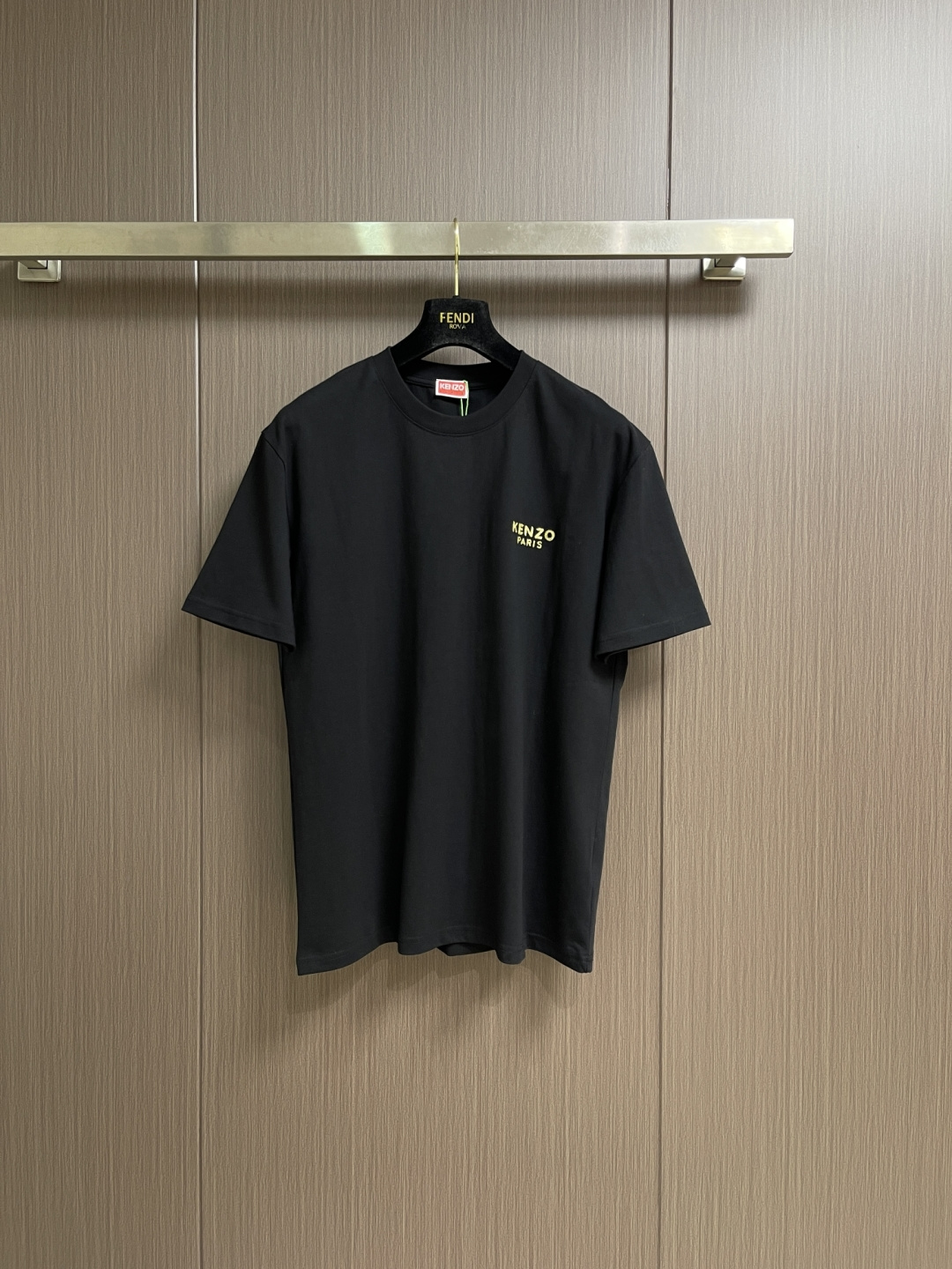 NO:744103,Kenzo Kenzo 2026ss early spring new embroidered letter short-sleeved T-shirt, made of 100% cotton fabric, washed and pre-shrunk. The front and rear panels are embroidered with imported Tajima machines, the front panel uses 13000 stitches, and the embroidery effect is crisp. Sizes S-XL, T-shirt, tees, t-shirt,19860909Kenzo 高田贤三 2026ss早春新品刺绣字母短袖T恤,采用克全棉布料,水洗过预缩.前后幅进口田岛机刺绣,前幅13000针,刺绣效果立挺.尺码S-XL,,T-shirt,tees，t-shirt,,Men's clothing