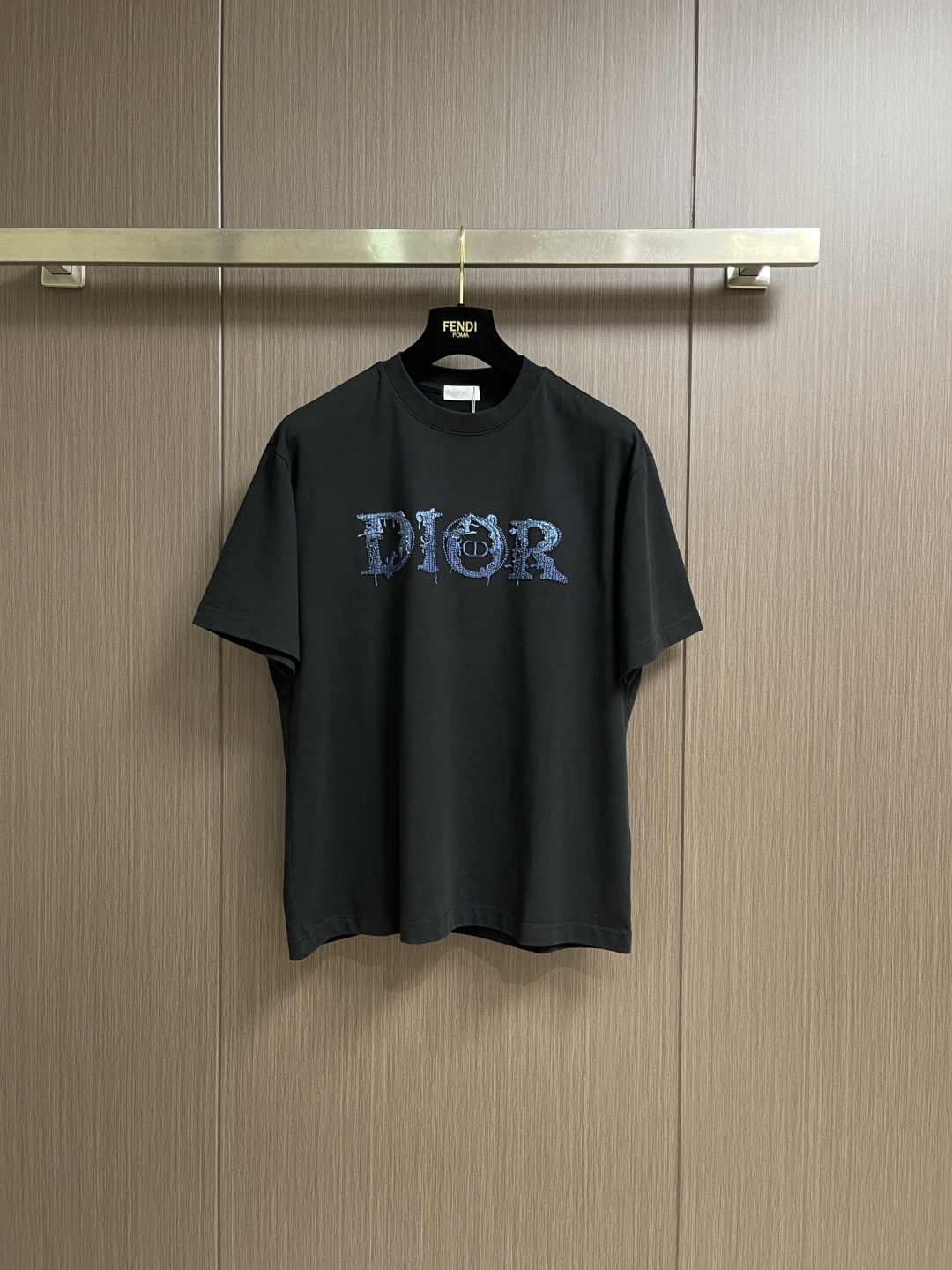 NO:744058,Dior 2026SS early spring new embroidered logo short-sleeved T-shirt, basic model recommended!  The versatile God of War!  Letter three-dimensional embroidery design.  Three-dimensional matching of letter logo.  The texture is excellent, comfortable and breathable.  Unforgettable!  Customized high-quality 40-count 300g pure cotton fabric.  Comfortable and soft ~ a must-have item to wear alone or paired with!  Size S-XL,,dior,T-shirt,tees,t-shirt,19860909Dior 2026SS早春新款刺绣标识短袖T恤,基础款推荐！百搭战神！字母立体绣花设计．字母logo立体搭配．质感极好舒适又透气．让人过目难忘！订制优质40支300g纯棉面料．舒适柔软～单穿搭配必备单品！尺码S-XL,,dior,T-shirt,tees，t-shirt,,Men's clothing