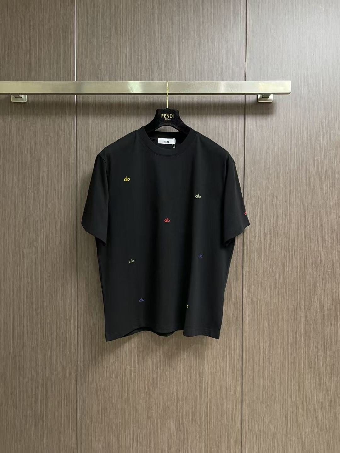 NO:744033,ALO 2026ss new short-sleeved T-shirt in early spring. This 280g classic T-shirt uses timeless solid colors and is easy to match. It is made of organic cotton and decorated with full-width 3D colorful embroidery of the logo. Sizes S-XL,, T-shirt, tees, t-shirt,19860909ALO 2026ss早春新款短袖T恤,这款 280g 经典T恤采用永恒的净色,易于搭配.它采用有机棉制成,饰有全幅3D彩色刺绣的logo标识字样.尺码S-XL,,T-shirt,tees，t-shirt,,Men's clothing